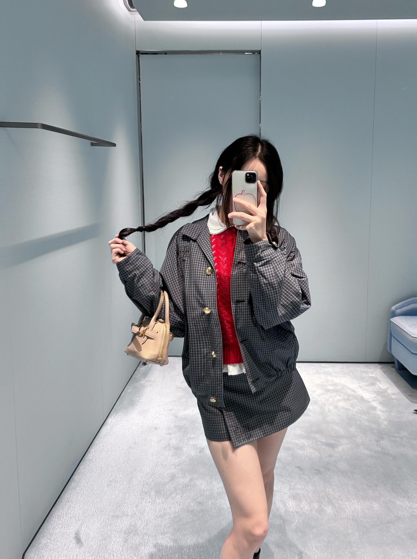 NO:736478,Skirt Miu Mi* 26Ss early spring new style plaid technical fabric jacket + mini skirt set丨Exclusively developed by yb!  Top quality production!  High-tech plaid fabrics are selected, with a delicate texture and crisp and stylish texture. The appliqués are exquisite and elegant, and the metal snaps are full of luster. Every detail shows the ingenuity. The skirt continues the same plaid pattern, and the short design highlights the leg lines, perfectly echoing the coat. This suit is not only a piece of clothing  This single product is an expression of early spring fashion. Whether you are attending brand events or going out daily, you can easily show your unique charm of elegance and personality and become a walking fashion model. Available in stock S/M/L, miumiu, skirts, jackets  & coats,jackets & coats,19860909半裙 Miu Mi* 26Ss早春新款 格纹科技面料夹克外套+迷你半裙套装丨独家yb开发！顶级高版出品！甄选高科技面料格纹面料,肌理细腻且挺括有型,贴布绣工艺精致考究,金属按扣光泽感十足,每一处细节都彰显匠心.半裙延续同款格纹,短款设计凸显腿部线条,与外套形成完美呼应.这套套装不仅是一件单品,更是早春时尚的表达,无论是出席品牌活动还是日常出街,都能让你轻松展现优雅与个性并存的独特魅力,成为行走的时尚范本.现货发售S/M/L,,miumiu,skirts,jackets & coats,jackets & coats,,Women's clothing