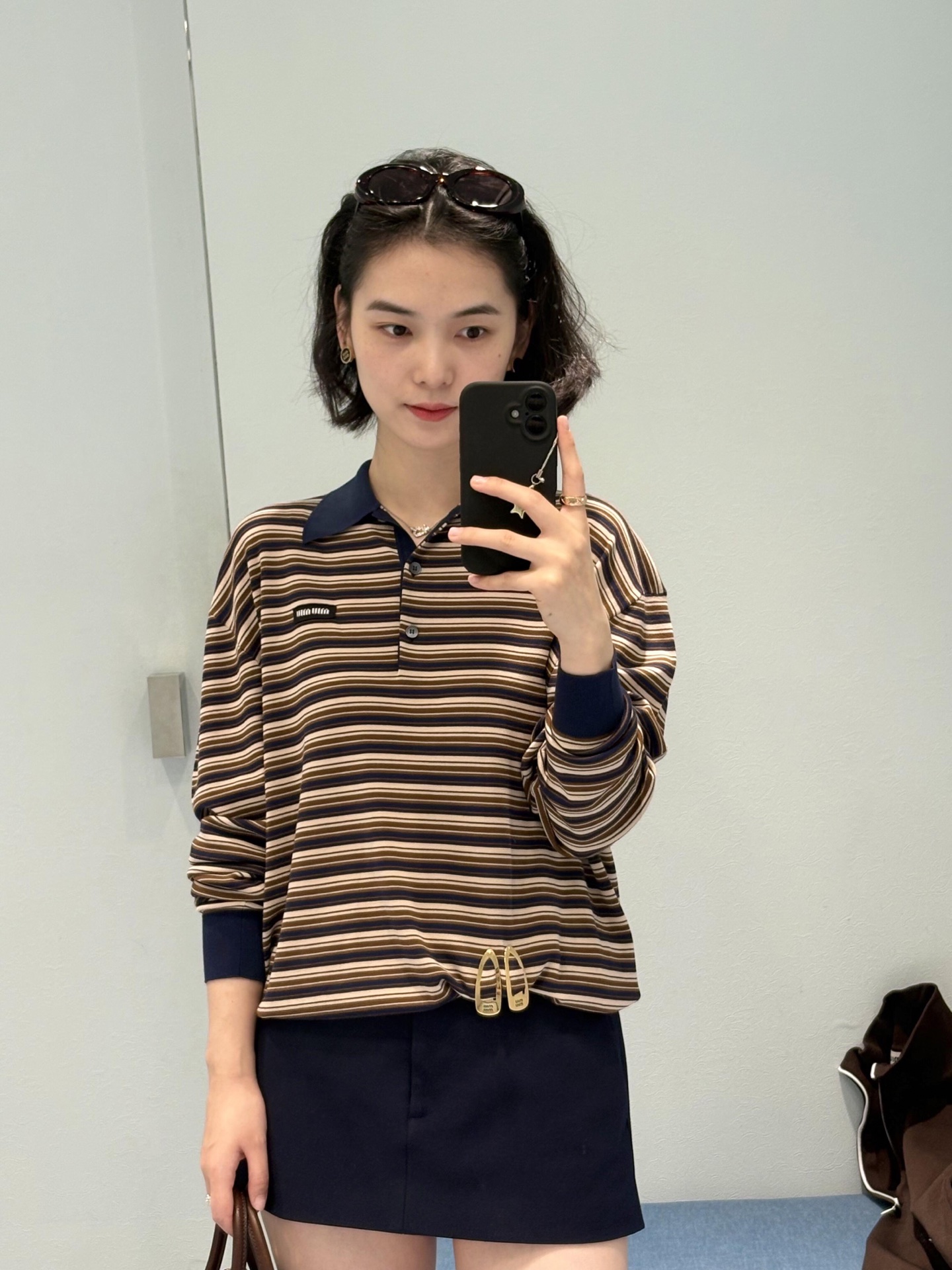 NO:736512,Miu Mi* 26Ss early spring new brown striped wool knitted POLO shirt | Exclusively developed by yb!  Top quality production!  Selected fine wool fabric, soft and skin-friendly, both warm and breathable. The classic lapels, ribbed cuffs and hem outline neat lines, and the micro logo on the chest hides exquisite details. The three-color stripes of brown, rice and navy are intertwined. It comes with retro filters. The loose Oversize version accommodates all body types and can easily create a lazy and casual early spring look. Ready for sale S/M/L,, miumiu, versace,19860909Miu Mi* 26Ss早春新款 棕调条纹羊毛针织POLO衫丨独家yb开发！顶级高版出品！甄选细腻羊毛面料,触感软糯亲肤,兼具保暖与透气.经典翻领与罗纹袖口、下摆勾勒利落线条,胸前的微标暗藏精致细节,棕、米、藏青三色条纹交织,自带复古滤镜,宽松Oversize版型包容各种身材,轻松打造慵懒随性的早春造型.现货发售S/M/L,,miumiu,versace,,Women's clothing