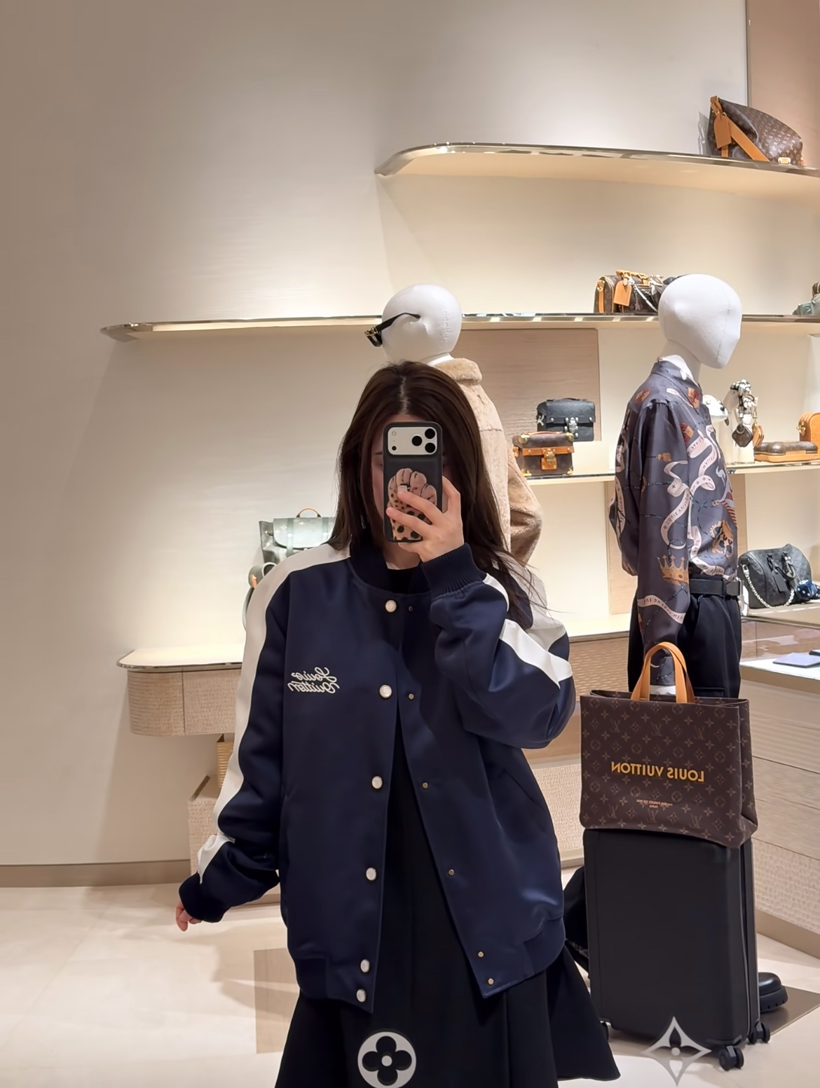 NO:736500,Louis Vuitt*n 26Ss early spring new style dark blue jacket with galloping horse embroidery丨exclusively developed by yb!  Top quality production!  The classic color combination of navy blue background + creamy white sleeves, comes with a retro sports filter, and is super eye-catching whether worn with jeans or a pleated skirt. The horse embroidery on the back is amazing, and the blue thread embroidered landscapes and galloping horses are full of details, making it look like a blockbuster in just one shot. Wearing it alone has a neat street feel, and the metal snaps and rib details are also in place. It is a treasure item for both men and women, and it is a sure win when going out in early spring. Available now in S/M/L, Louis  vuitton,skirts,jeans,jackets & coats,jackets & coats,19860909Louis Vuitt*n 26Ss早春新款 骏马奔腾刺绣深蓝色夹克外套丨独家yb开发！顶级高版出品！藏青底色+奶白袖条的经典配色,自带复古运动滤镜,不管是配牛仔裤还是百褶裙都超吸睛.背部的骏马刺绣太绝了,蓝线绣出的山水和奔马,细节拉满,随便一拍就是大片感.单穿是利落的街头感,金属按扣和罗纹细节也很到位,完全是男女通吃的宝藏单品,早春出街靠它稳赢.现货发售S/M/L,,louis vuitton,skirts,jeans,jackets & coats,jackets & coats,,Women's clothing