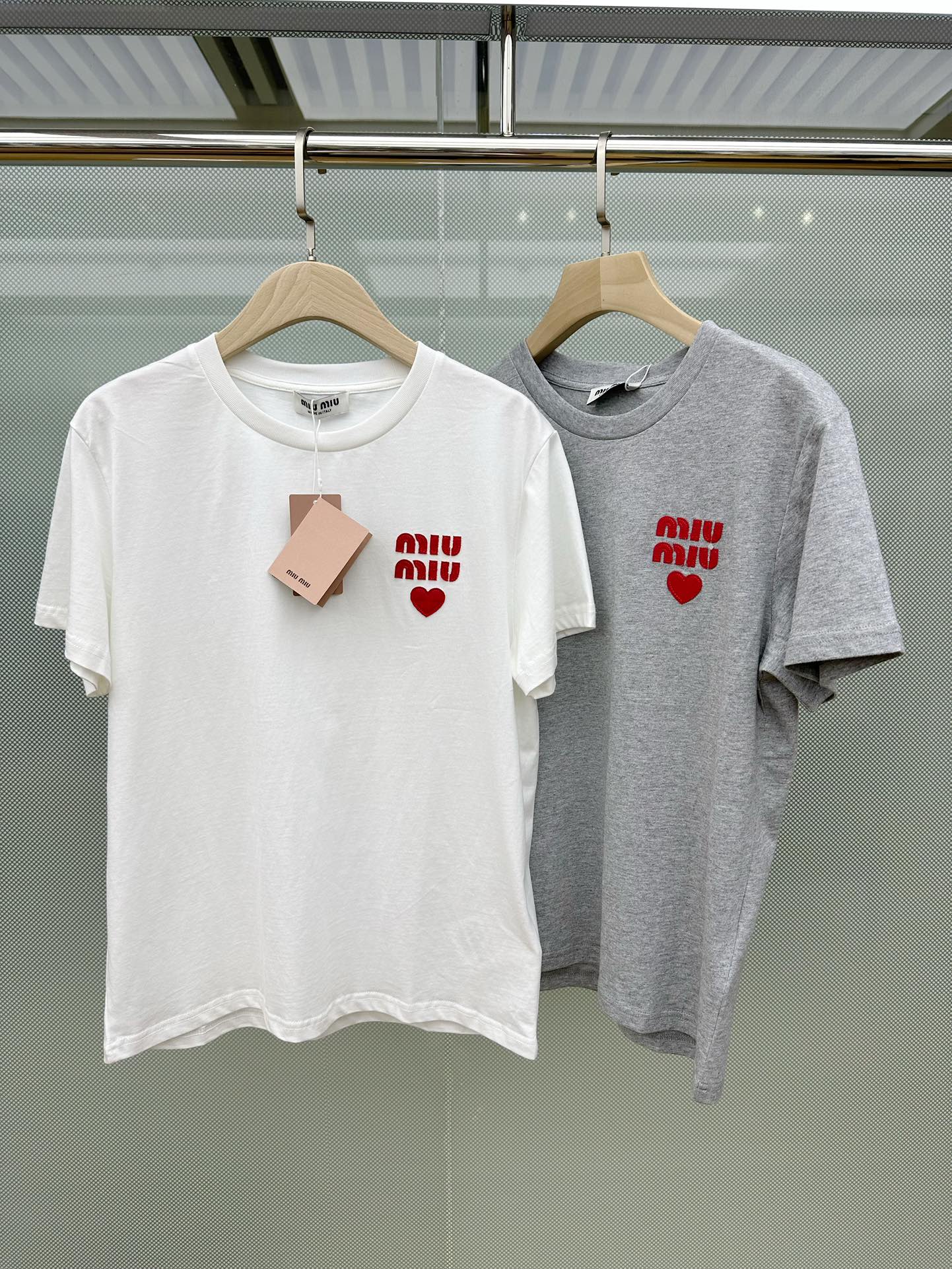 Miu Miu 徽标爱心平纹短袖T恤采用简洁流畅的线条设计，引人注目的是其正面徽标彰显别具一格的经典格调颜色：灰色  白色码数：S M L