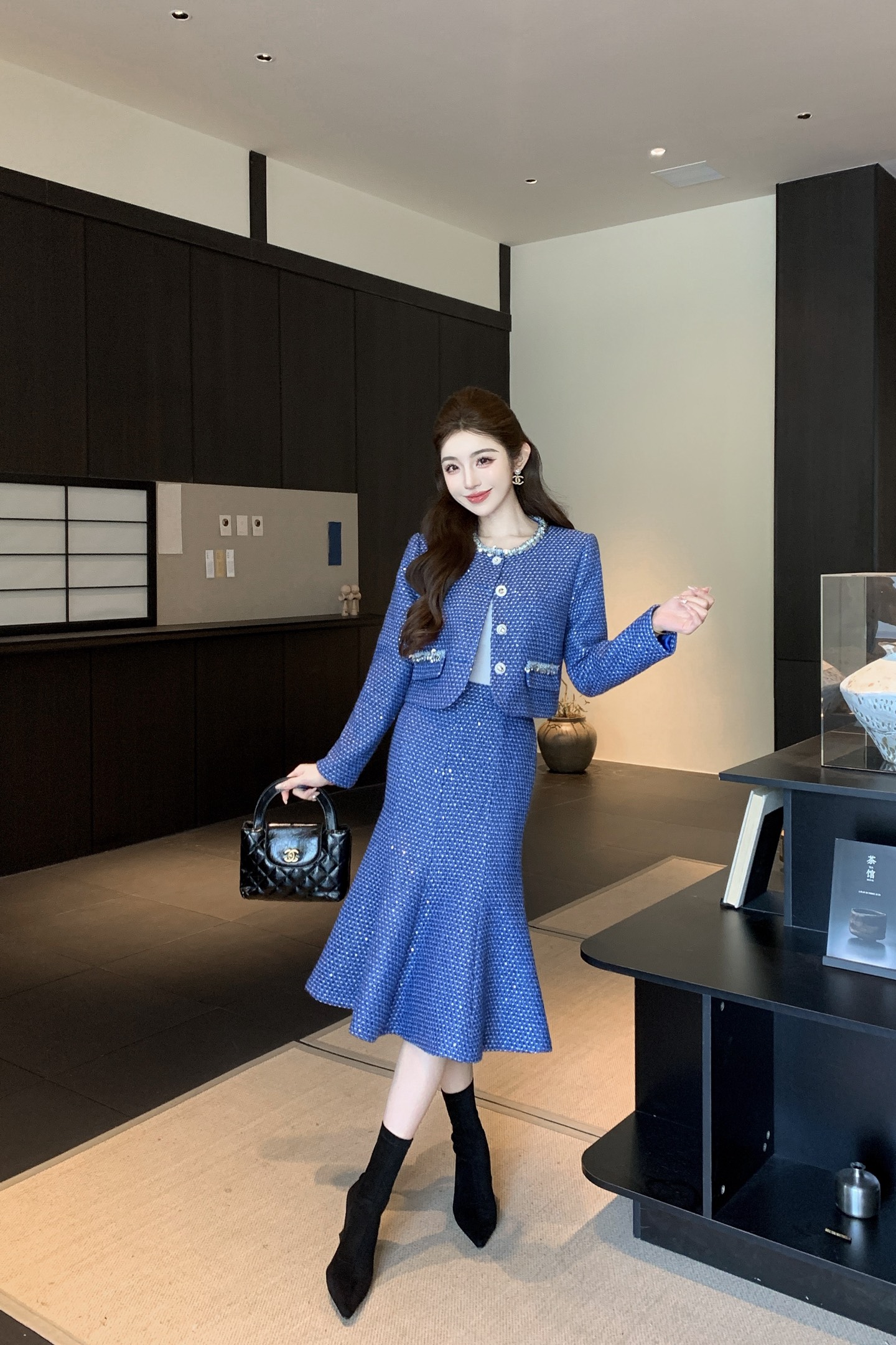 NO:683045,Style No. G25122243 Chane*’s new high-end customized elegant lady’s sequined slub two-piece suit!  Heavy-duty sequined embellished round neck long-sleeved short coat top with high waist and hip-hugging fishtail skirt!  Pink, blue, 36.38.40.42 (size 38, shoulder width 38 with shoulder pads, bust 96, sleeve length 59, dress length 45; waist 72, hip 92, skirt length 71) hair,,chanel,skirts,jackets & coats,19860909款号G25122243 Chane*新款高端定制气质名媛小香风亮片粗纺两件套装！重工珠片装饰圆领长袖短款外套上衣高腰包臀鱼尾半身裙！粉色、蓝色、36.38.40.42（38码肩宽38有垫肩,胸围96,袖长59,衣长45；腰围72,臀围92,裙长71）发,,chanel,skirts,jackets & coats,,Women's clothing