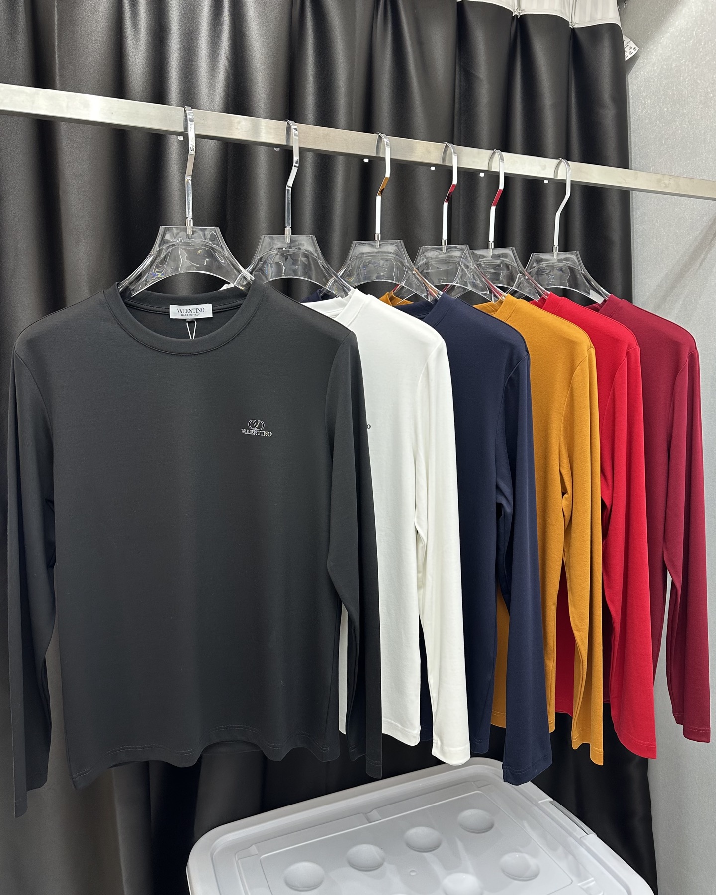 NO:568359,Valentino VALENTINO 25 new fall and winter long-sleeved T-shirt with letter print logo, brand printed logo on the front & classic small logo embellishment on the left sleeve, interpreting the early autumn style brand logo, a basic classic style long-sleeved T-shirt that can be worn inside or outside. It is made of 270 grams of mercerized Milan cotton fabric that is delicate and skin-friendly, soft and smooth, moisture-absorbent and breathable. It is often called 'breathing fabric'. Colors: black, white, royal blue, yellow, maroon, bright red  Size M～4XL,,valentino,valentino,tees,t-shirt,alexander wang19860909华伦天奴VALENTINO 25秋冬新品字母印花标识长袖T恤衫,正面品牌印花标识&左袖边饰有经典小标点缀,演绎早秋风格品牌标识,一款内搭或外穿皆合适的基础经典样式长袖T恤衫,采用270克重丝光米兰棉面料细腻亲肤、柔软顺滑、吸湿透气、常被叫做“会呼吸的面料” 颜色黑色、白色 、宝蓝色,黄色、枣红色、大红色 尺码M～4XL,,valentino,valentino,tees，t-shirt,alexander wang,Men's clothing