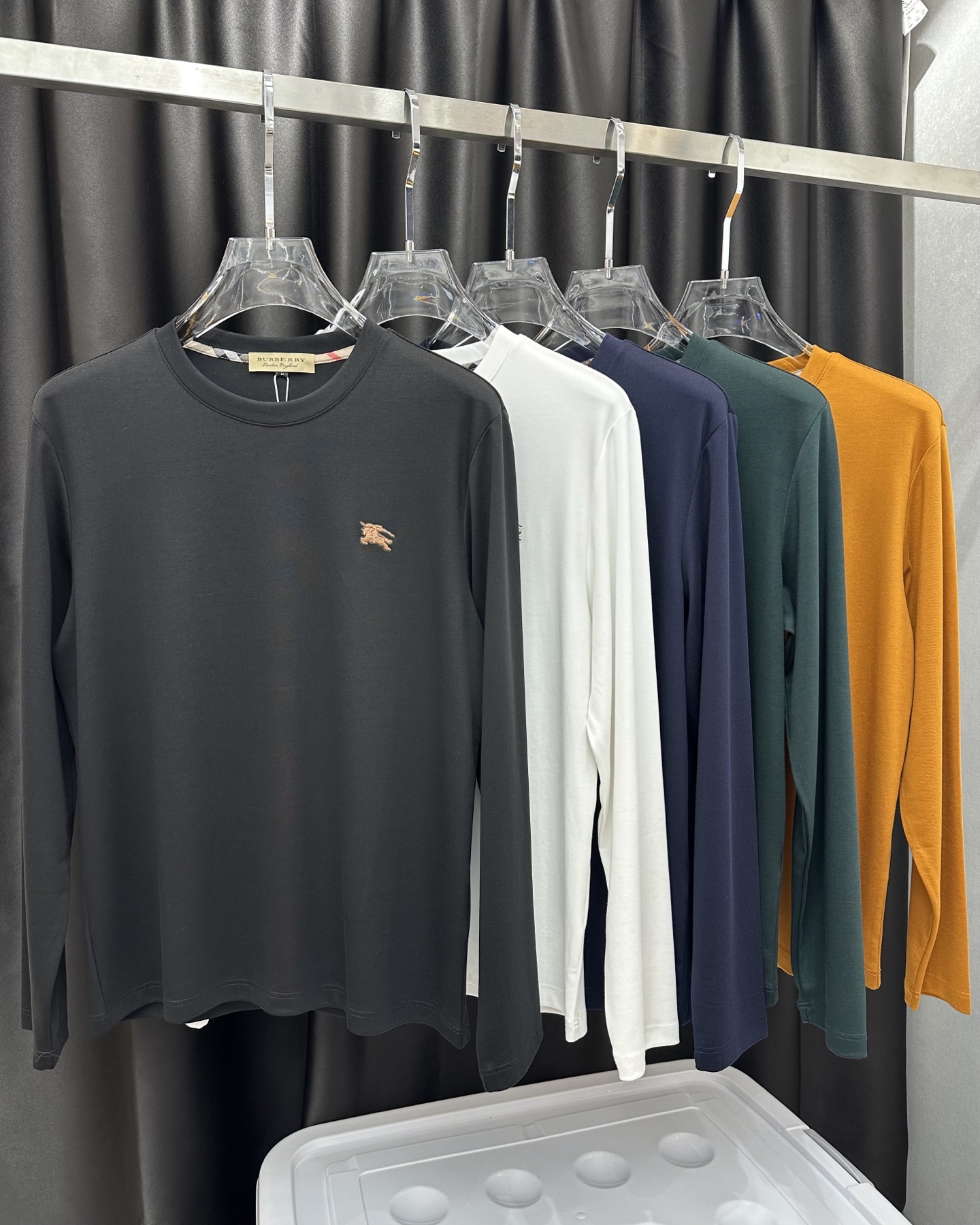 NO:568354,BURBERRY 25 new autumn and winter long-sleeved T-shirt with letter print logo, brand printed logo on the front & classic small logo embellishment on the left sleeve, interpreting the early autumn style brand logo, a basic classic style long-sleeved T-shirt suitable for wearing inside or outside. It is made of 270 grams of mercerized Milan cotton fabric, which is delicate and skin-friendly, soft and smooth, moisture-absorbent and breathable. It is often called 'fabric that can breathe'. Colors: black, white, royal blue, yellow, dark green  Size M～4XL,,burberry,burberry,tees,t-shirt,alexander wang19860909巴宝莉BURBERRY 25秋冬新品字母印花标识长袖T恤衫,正面品牌印花标识&左袖边饰有经典小标点缀,演绎早秋风格品牌标识,一款内搭或外穿皆合适的基础经典样式长袖T恤衫,采用270克重丝光米兰棉面料细腻亲肤、柔软顺滑、吸湿透气、常被叫做“会呼吸的面料” 颜色黑色、白色 、宝蓝色,黄色、墨绿色 尺码M～4XL,,burberry,burberry,tees，t-shirt,alexander wang,Men's clothing