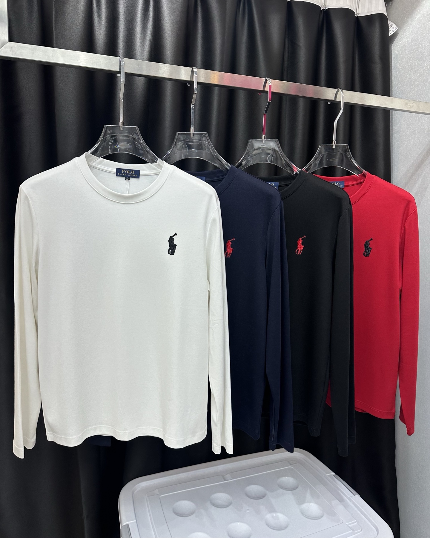 NO:568386,Ralph Lauren's 25th autumn and winter new long-sleeved T-shirt with letter print logo, brand printed logo on the front & classic small label embellishment on the left sleeve, interpreting the early autumn style brand logo, a basic classic style long-sleeved T-shirt suitable for wearing inside or outside. It is made of 270 grams of mercerized Milan cotton fabric that is delicate and skin-friendly, soft and smooth, moisture-absorbent and breathable. It is often called 'breathing fabric'. Colors: black, white, royal blue,  Size M～4XL,,loro piana,tees,t-shirt,alexander wang19860909拉夫劳伦Ralph Lauren 25秋冬新品字母印花标识长袖T恤衫,正面品牌印花标识&左袖边饰有经典小标点缀,演绎早秋风格品牌标识,一款内搭或外穿皆合适的基础经典样式长袖T恤衫,采用270克重丝光米兰棉面料细腻亲肤、柔软顺滑、吸湿透气、常被叫做“会呼吸的面料” 颜色黑色、白色 、宝蓝色, 尺码M～4XL,,loro piana,tees，t-shirt,alexander wang,Men's clothing