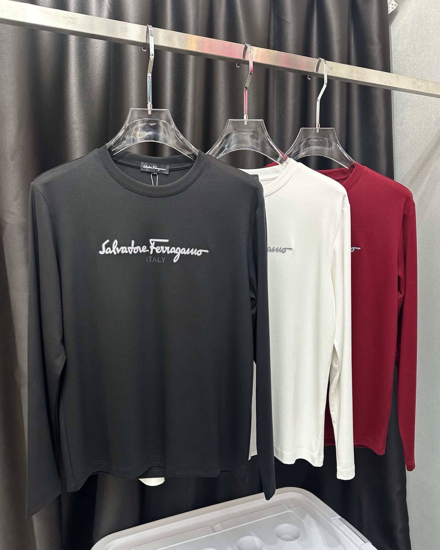 NO:568349,FERRAGAMO 25 new autumn and winter long-sleeved T-shirt with letter print logo, brand printed logo on the front & classic small logo embellishment on the left sleeve, interpreting the early autumn style brand logo, a basic classic style long-sleeved T-shirt that can be worn inside or outside. It is made of 270 grams of mercerized Milan cotton fabric, which is delicate and skin-friendly, soft and smooth, moisture-absorbent and breathable. It is often called 'breathing fabric'. Color: black, white, maroon  Size M～4XL,,ferragamo,ferragamo,tees,t-shirt,alexander wang19860909菲拉格慕FERRAGAMO 25秋冬新品字母印花标识长袖T恤衫,正面品牌印花标识&左袖边饰有经典小标点缀,演绎早秋风格品牌标识,一款内搭或外穿皆合适的基础经典样式长袖T恤衫,采用270克重丝光米兰棉面料细腻亲肤、柔软顺滑、吸湿透气、常被叫做“会呼吸的面料” 颜色黑色、白色 、枣红色 尺码M～4XL,,ferragamo,ferragamo,tees，t-shirt,alexander wang,Men's clothing