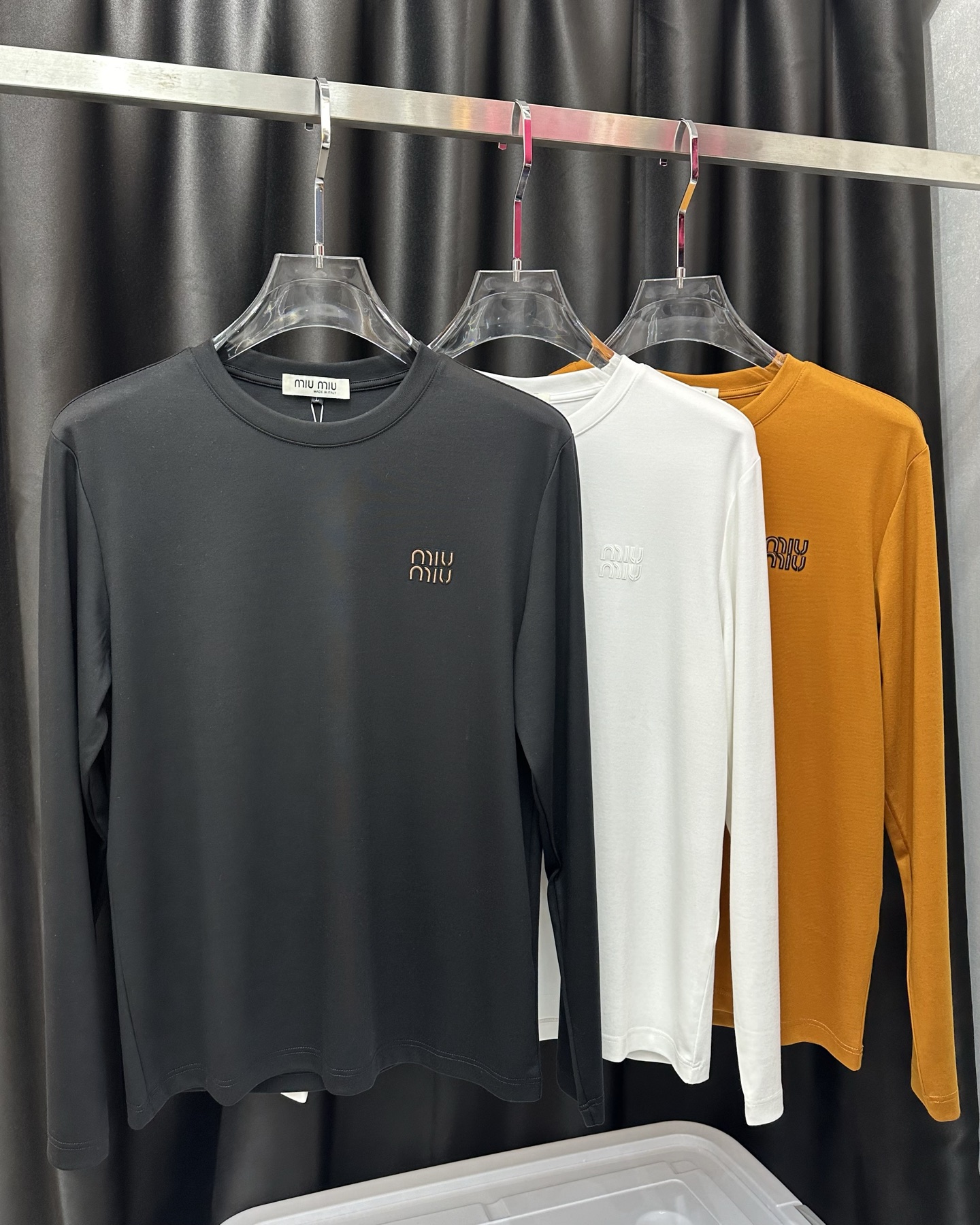 NO:568390,Miumiu 25 new autumn and winter long-sleeved T-shirt with letter print logo, brand printed logo on the front & classic small logo embellishment on the left sleeve, interpreting the early autumn style brand logo, a basic classic style long-sleeved T-shirt suitable for wearing inside or outside. It is made of 270 grams of mercerized Milan cotton fabric, which is delicate and skin-friendly, soft and smooth, moisture-absorbent and breathable. It is often called 'breathing fabric'. Color: black, white, yellow  Size M～4XL,,miumiu,tees,t-shirt,alexander wang19860909Miumiu 25秋冬新品字母印花标识长袖T恤衫,正面品牌印花标识&左袖边饰有经典小标点缀,演绎早秋风格品牌标识,一款内搭或外穿皆合适的基础经典样式长袖T恤衫,采用270克重丝光米兰棉面料细腻亲肤、柔软顺滑、吸湿透气、常被叫做“会呼吸的面料” 颜色黑色、白色 、黄色 尺码M～4XL,,miumiu,tees，t-shirt,alexander wang,Men's clothing