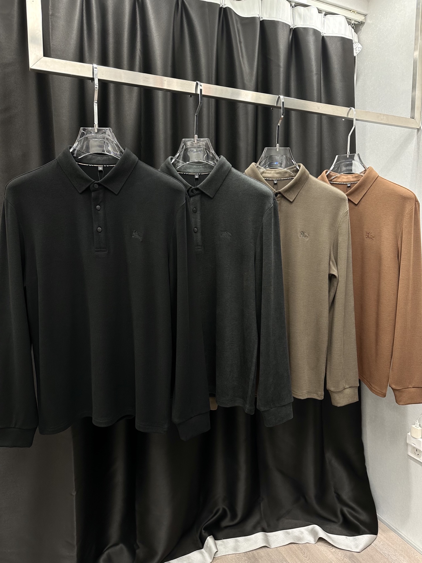 NO:644315,Burberry new autumn and winter velvet bottoming shirt (lapel style) color black dark gray coffee brown fabric double-sided velvet high-end fabric size M-4XL,,burberry,alexander wang19860909巴宝莉 秋冬新款加绒打底衫（翻领款） 颜色黑色 深灰 咖色 棕色 面料双面巴素绒高端面料 尺码M-4XL,,burberry,alexander wang,Men's clothing