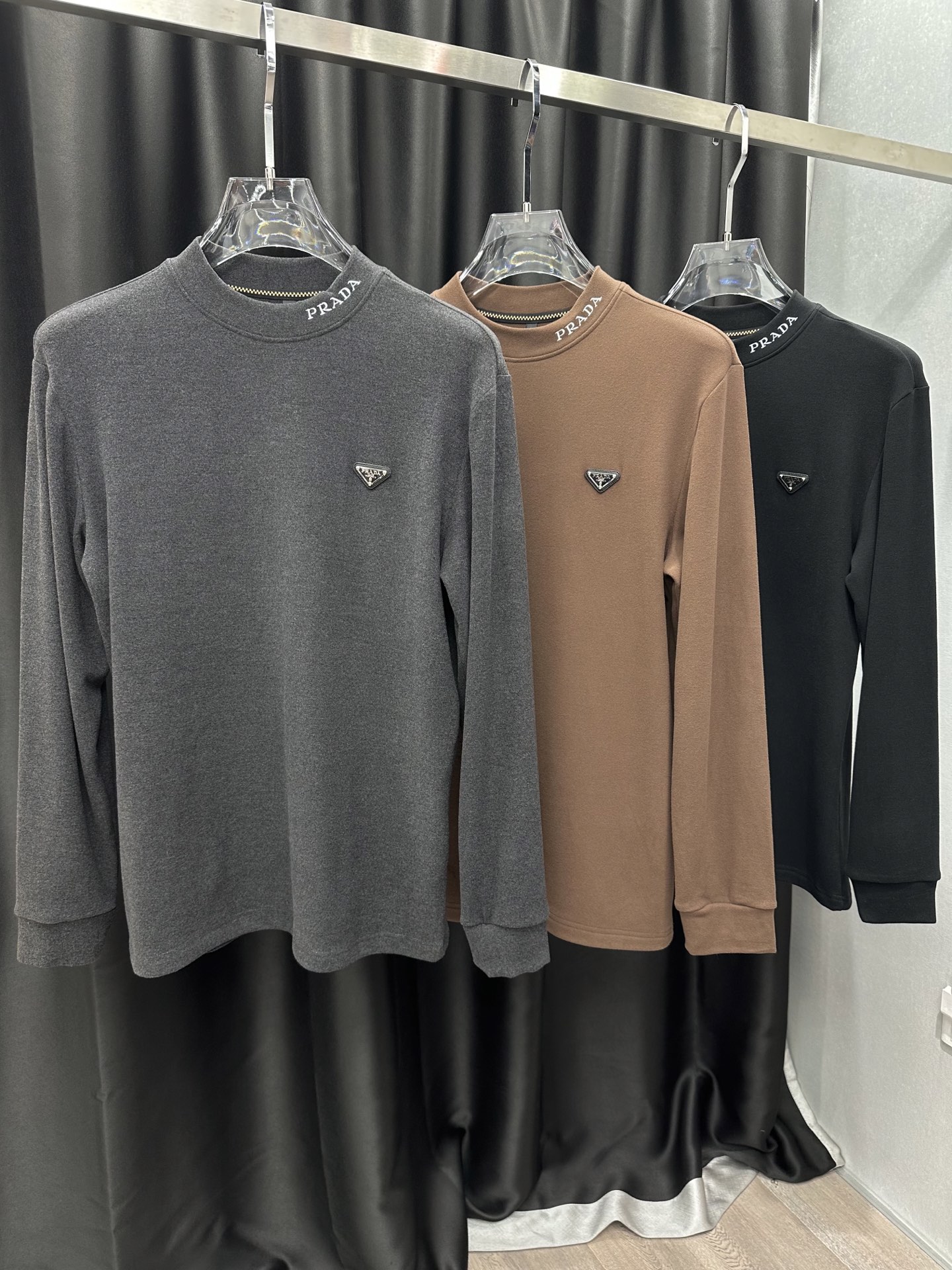 NO:644327,Prada new autumn and winter velvet bottoming shirt color black floral gray brown fabric double-sided Australian velvet size M-4XL,,prada,alexander wang19860909普拉达 秋冬新款加绒打底衫 颜色黑色 花灰 棕色 面料双面澳绒 尺码M-4XL,,prada,alexander wang,Men's clothing