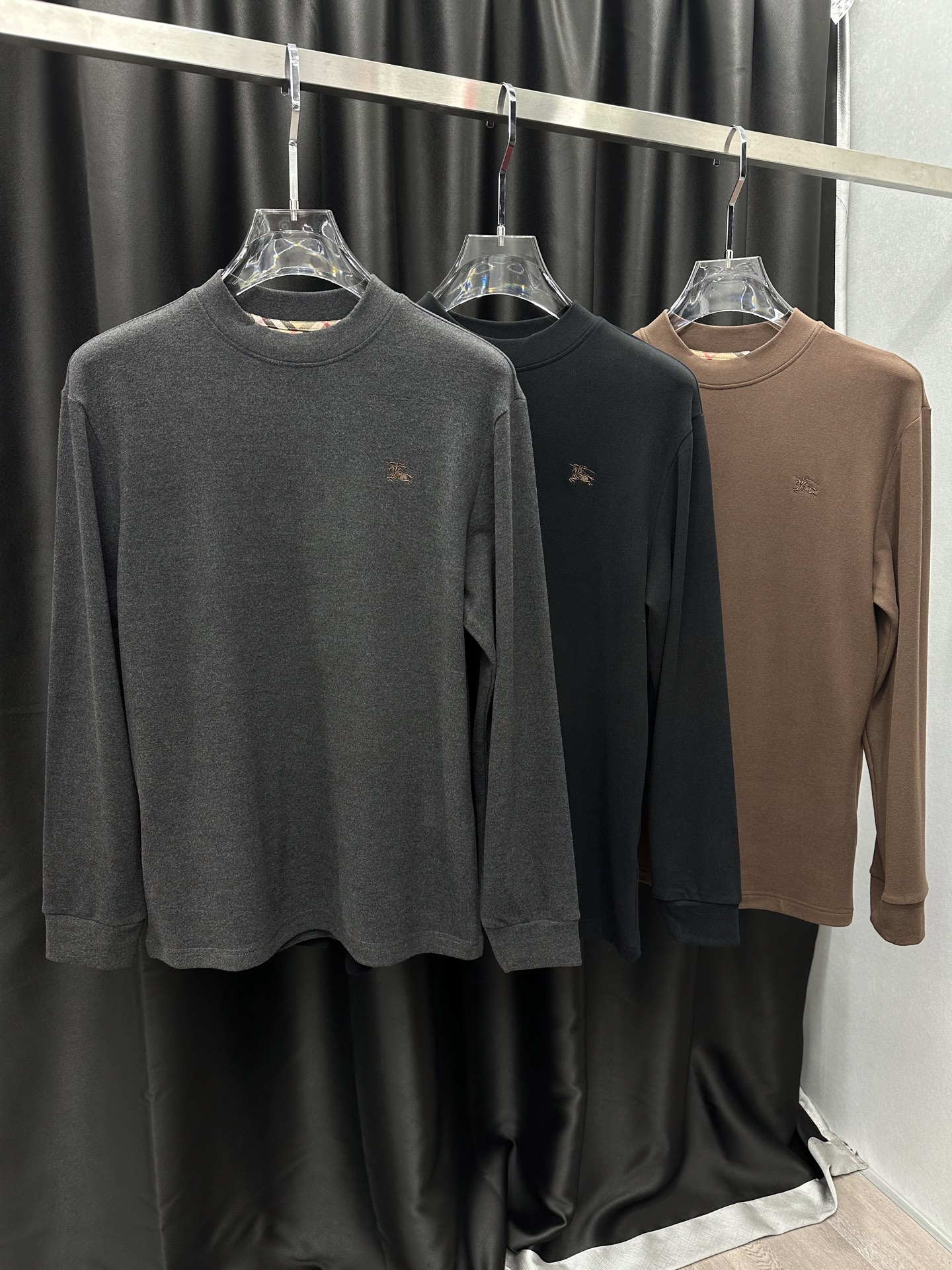 NO:644325,Burberry new autumn and winter velvet bottoming shirt color black floral gray brown fabric double-sided Australian velvet size M-4XL,,burberry,alexander wang19860909巴宝莉 秋冬新款加绒打底衫 颜色黑色 花灰 棕色 面料双面澳绒 尺码M-4XL,,burberry,alexander wang,Men's clothing