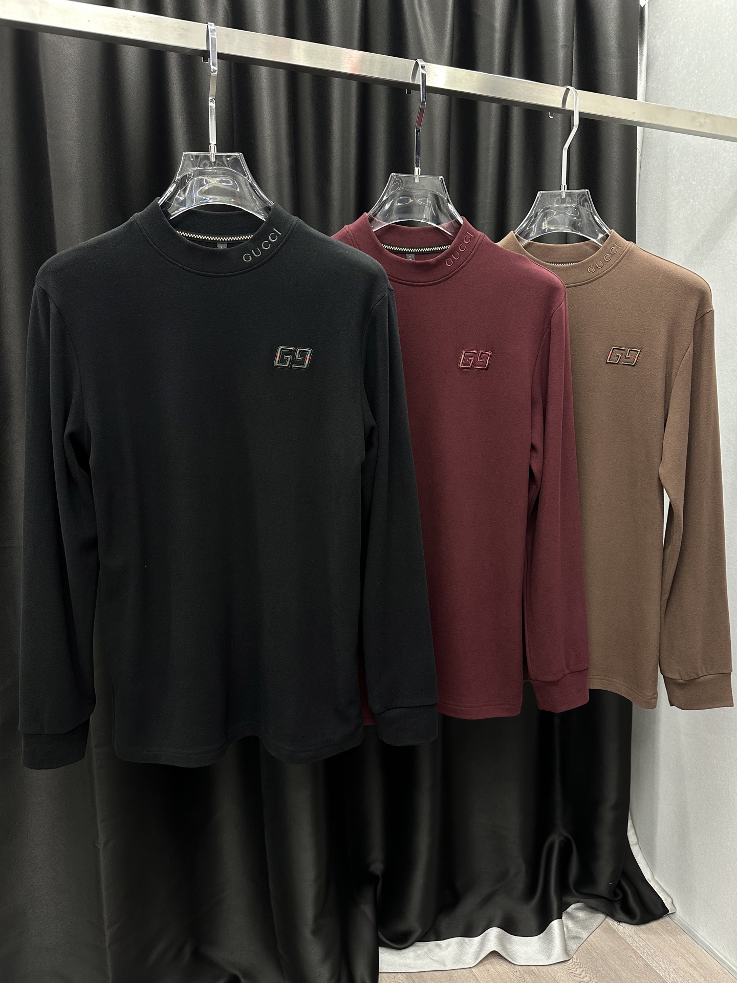 NO:644323,Gucci new autumn and winter velvet bottoming shirt color black brown maroon fabric double-sided Australian velvet size M-4XL,,gucci,alexander wang19860909古驰 秋冬新款加绒打底衫 颜色黑色 棕色 枣红 面料双面澳绒 尺码M-4XL,,gucci,alexander wang,Men's clothing