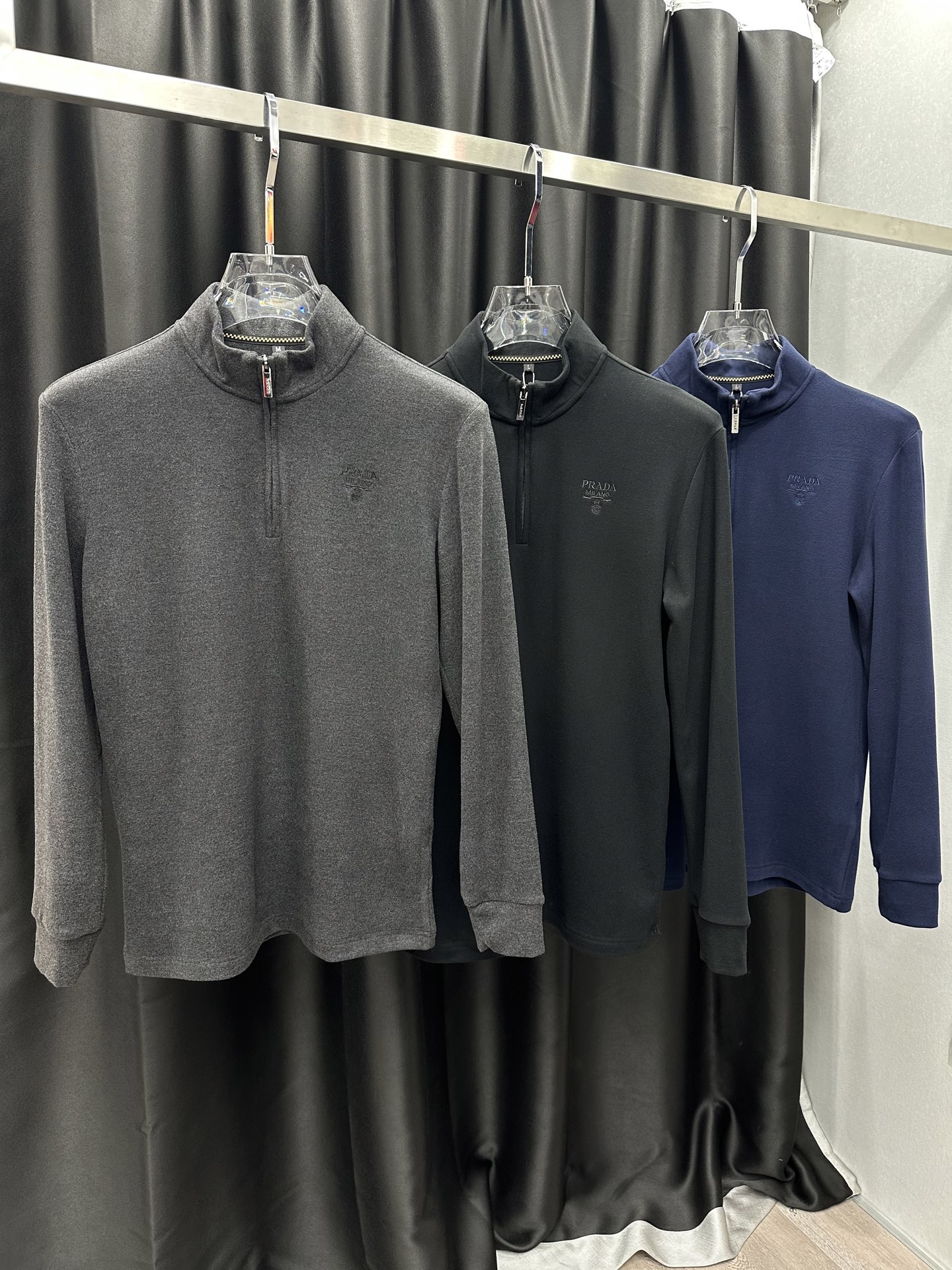 NO:644321,Prada new autumn and winter velvet bottoming shirt (half zipper style) color black floral gray sapphire blue fabric double-sided Australian velvet size M-4XL,, prada, alexander wang19860909普拉达 秋冬新款加绒打底衫（半拉链款） 颜色黑色 花灰 宝蓝 面料双面澳绒 尺码M-4XL,,prada,alexander wang,Men's clothing