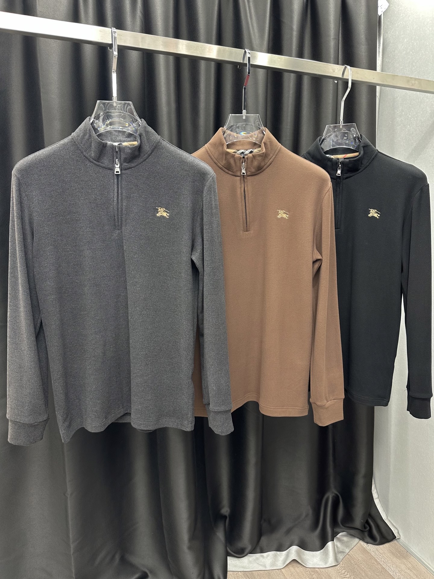 NO:644319,Burberry's new autumn and winter velvet bottoming shirt (half-zip style) Color black floral gray brown Fabric double-sided Australian velvet Size M-4XL,,burberry,alexander wang19860909巴宝莉 秋冬新款加绒打底衫（半拉链款） 颜色黑色 花灰 棕色 面料双面澳绒 尺码M-4XL,,burberry,alexander wang,Men's clothing