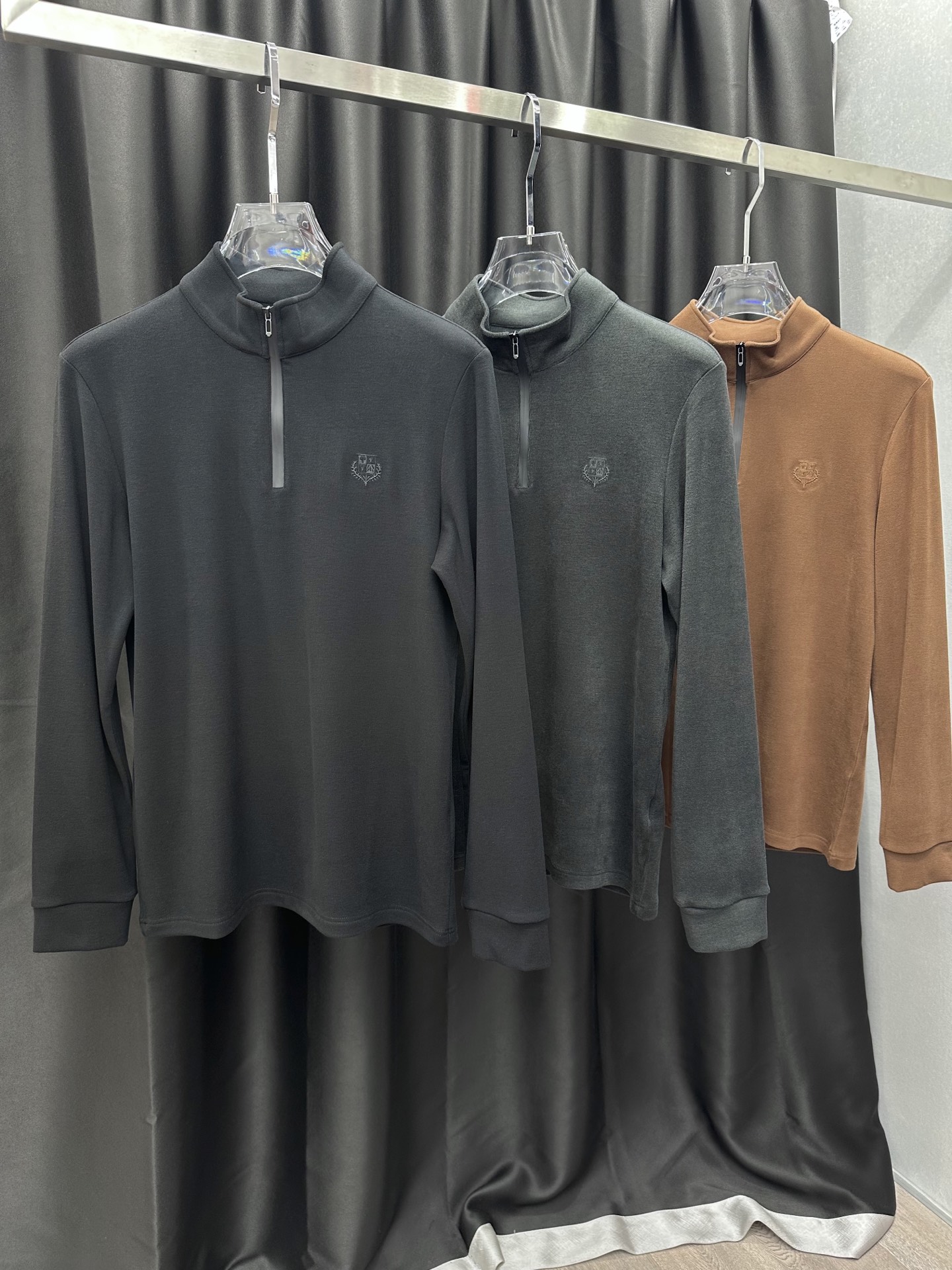 NO:644317,LP new autumn and winter velvet bottoming shirt (half-zip style) Color Black Dark Gray Brown Fabric Double-sided Basin High-end Fabric Size M-4XL, loro piana, alexander wang19860909LP 秋冬新款加绒打底衫（半拉链款） 颜色黑色 深灰 棕色 面料双面巴素绒高端面料 尺码M-4XL,,loro piana,alexander wang,Men's clothing