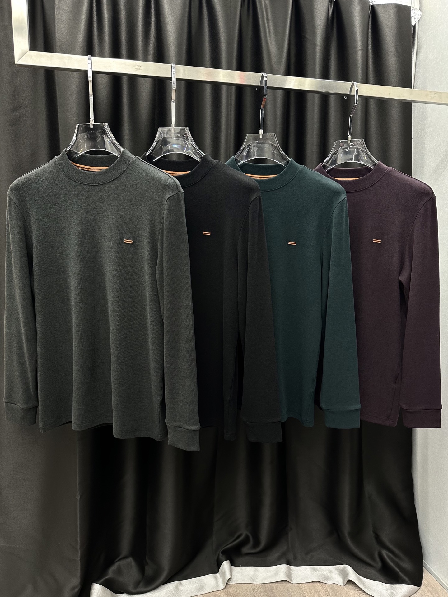 NO:644313,Zegna's new autumn and winter velvet bottoming shirt. Color: black, dark gray, lake green, dark purple. Fabric: double-sided cotton velvet high-end fabric. Size: M-4XL,,zegna,alexander wang19860909杰尼亚 秋冬新款加绒打底衫 颜色黑色 深灰 湖绿 暗紫 面料双面巴素绒高端面料 尺码M-4XL,,zegna,alexander wang,Men's clothing