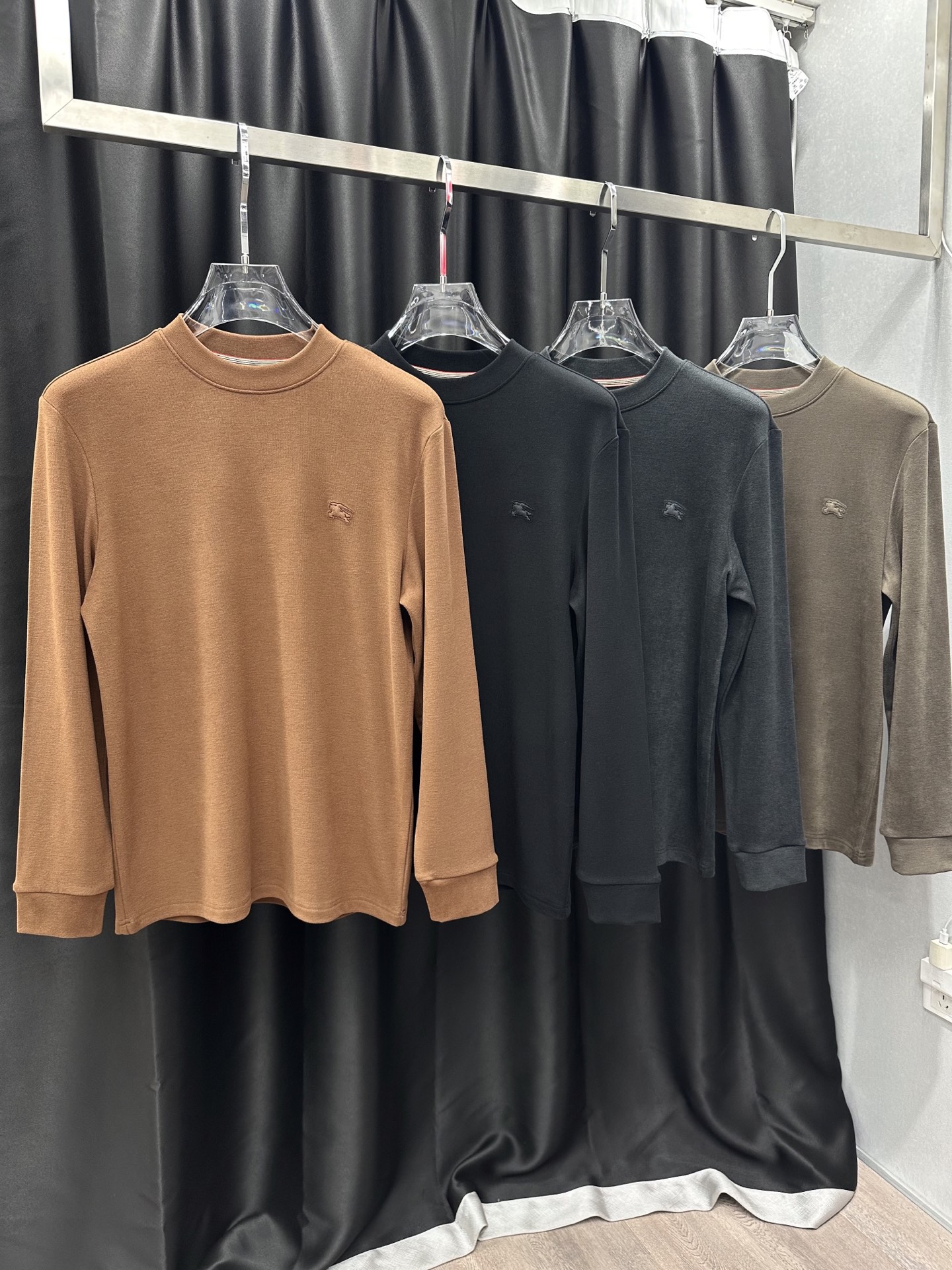 NO:644311,Burberry's new autumn and winter velvet bottoming shirt, color black, dark gray, brown, fabric double-sided velvet high-end fabric, size M-4XL,,burberry,alexander wang19860909巴宝莉 秋冬新款加绒打底衫 颜色黑色 深灰 咖色 棕色 面料双面巴素绒高端面料 尺码M-4XL,,burberry,alexander wang,Men's clothing