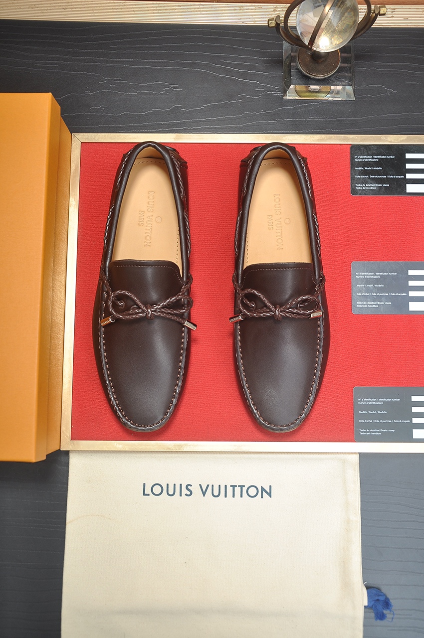 NO:348958,[LV Doudou Shoes] (water-dyed cowhide inner lining) new model is on sale, available on the official website, new Doudou shoes, processed into a unique color material, the upper is made of imported horse leather material. The shoe body is wrapped in a mark line, imported original cowhide inner lining, delicate shoe shape is super suitable for versatile, size 38-44.,,louis vuitton,cowhide19860909【LV豆豆鞋】（水染牛皮内里）新款上市,官网有售,新款豆豆鞋,经过加工成为獨色材料,鞋面采用进口马皮皮材料. 鞋身以马克线整体包边 ,进口原版牛皮内里,秀气的鞋型 超级适合百搭,码数38-44.,,louis vuitton,cowhide,Men's shoes