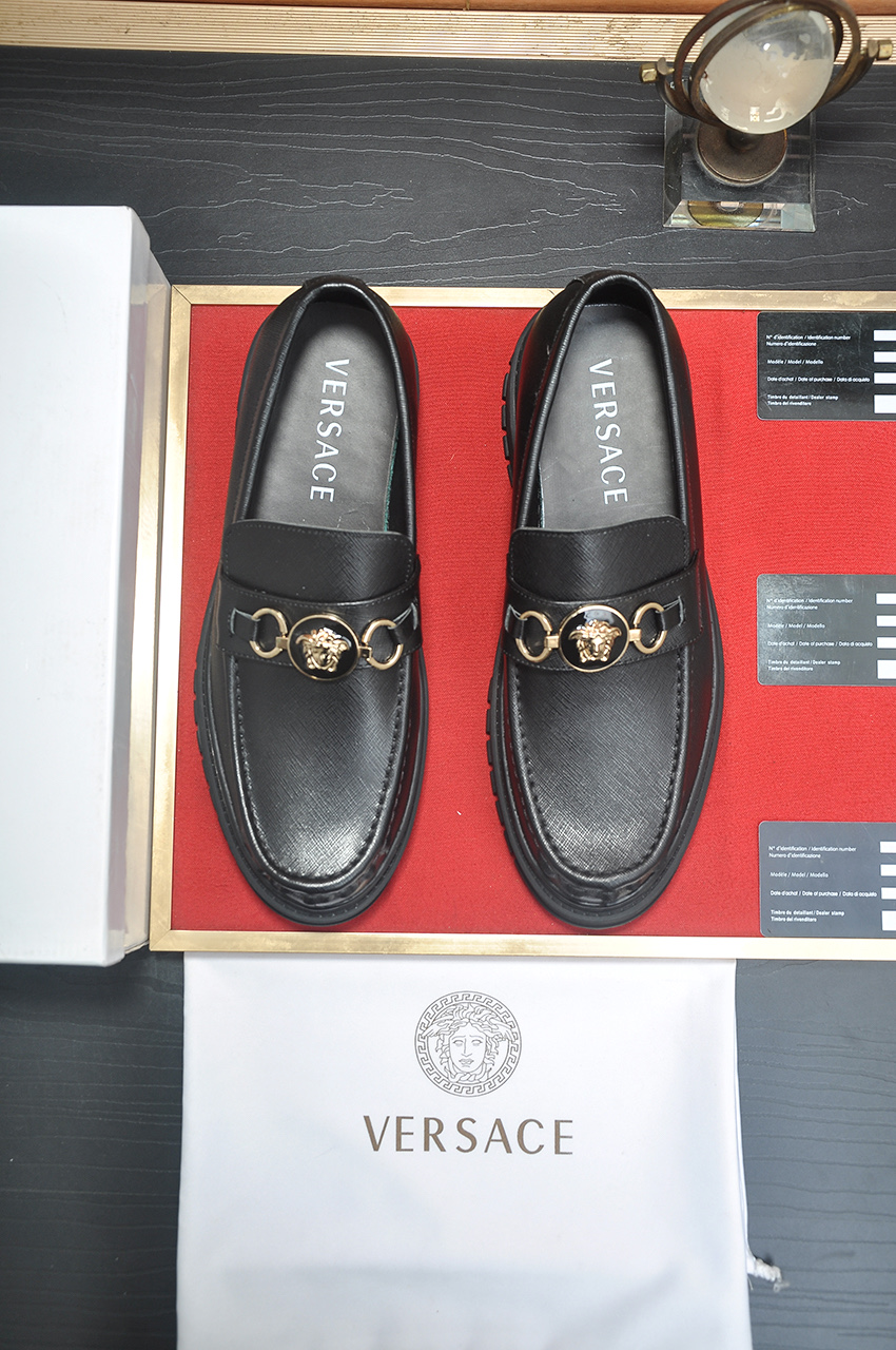 NO:271923,[Versey] Versey counter is on the market simultaneously. New men's shoes and fabrics are selected imported cowhide, full sheepskin inner lining original mold-open anti-slip rubber outsole, exquisite lines, simple and atmospheric. Number of sizes: 38-45 (45 custom made without return or exchange), versace, cowhide, sheepskin19860909【范思哲】范思哲专柜同步上市, 新款男鞋、面料精选进口牛皮,全羊皮内里原版开模防滑橡胶大底,精美线条、简约大气 码数:38一45（45定做不退换）,,versace,cowhide,sheepskin,Men's shoes