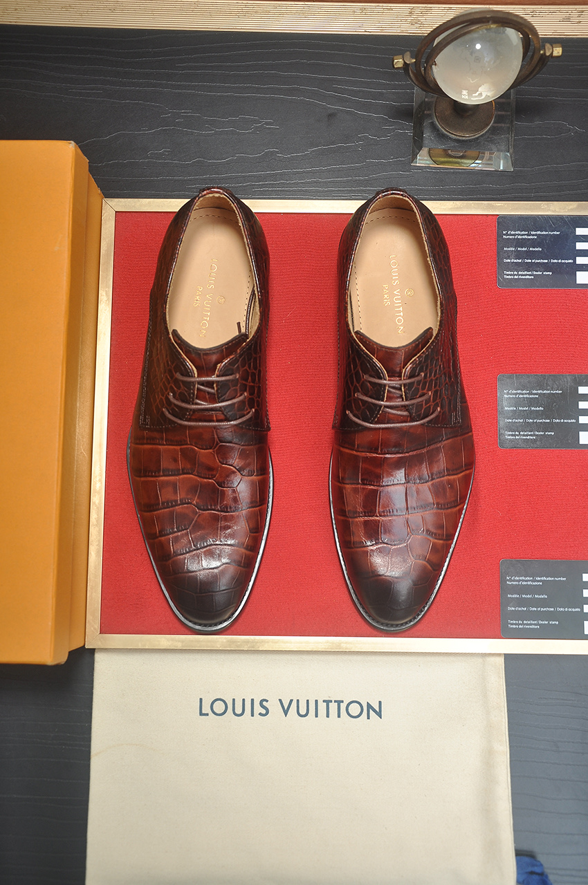 NO:272403,【LV】 (original single cowhide inner lining) LV's latest genuine leather business suit shoes are on the market simultaneously, imported from Italy, first layer cowhide is made of one to one, 1:1 rubber sole on the official website. It is versatile, high-end and classy, ​​and the color combination is extraordinary. This four-season model is charming when worn on the feet and shows the temperament of the big brand. Standard code 38-45 (customized for 45), louis vuitton, business suit, cowhide19860909【LV】（原单牛皮内里）LV最新真皮商务西装鞋官网同步上市,意大利进口 头层牛皮一比一重金打造,官网1:1橡胶大底.穿着百搭,高档不失档次,彩色搭配气度不凡.此款四季款,穿在脚上魅力四射尽显大牌气质.标准码38-45（45定做）,,louis vuitton,business suit,cowhide,Men's shoes