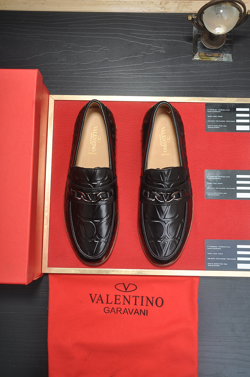 NO:273554,[Valentino-Valentino] High-quality boutique men's shoes. The same style as the stars, original single authentic. It uses imported cowhide   original apricot cowhide inner lining. The French palace-level noble model is priced at Swiss francs. At the same time, this model is also a French Paris Fashion Week show style. A brand can deeply root the heart, and a pair of shoes can also make you linger. What you wear is not only noble, but also a standard of aura 38-45, valentino, valentino, cowhide19860909【Valentino-华伦天奴】 高品质精品男鞋.明星同款,原单正品.采用进口牛皮 原版杏色牛皮内里.法国殿堂级尊贵款售价瑞士法郎,同时此款也是法国巴黎时装周走秀款 ,一个品牌可以深植内心 ,一双鞋也可以让你流连忘返,穿出的不仅仅是尊贵,更是一种气场标准38-45,,valentino,valentino,cowhide,Men's shoes