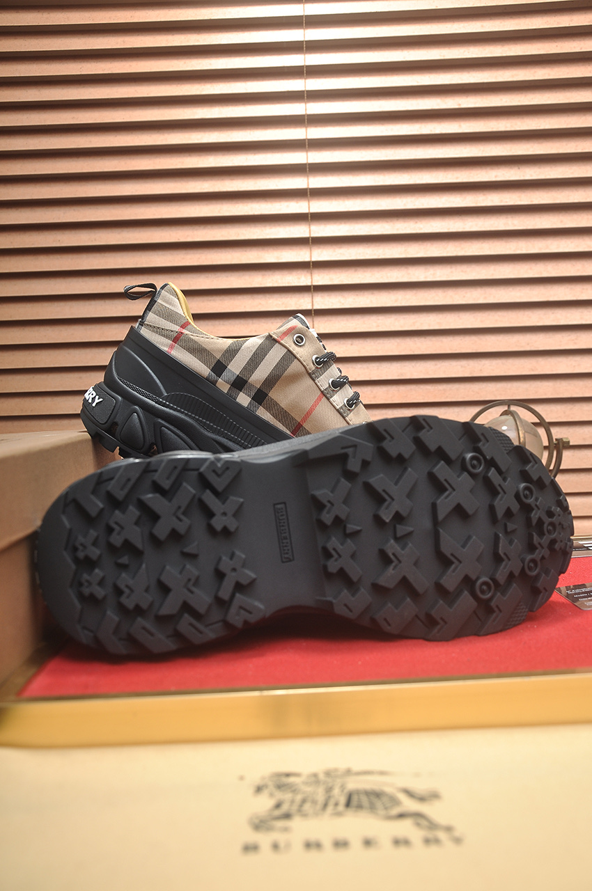 Burberry Classic Low-Top Sneakers in Signature Check with Leather Lining 8 i1742234013110 7423 0 6