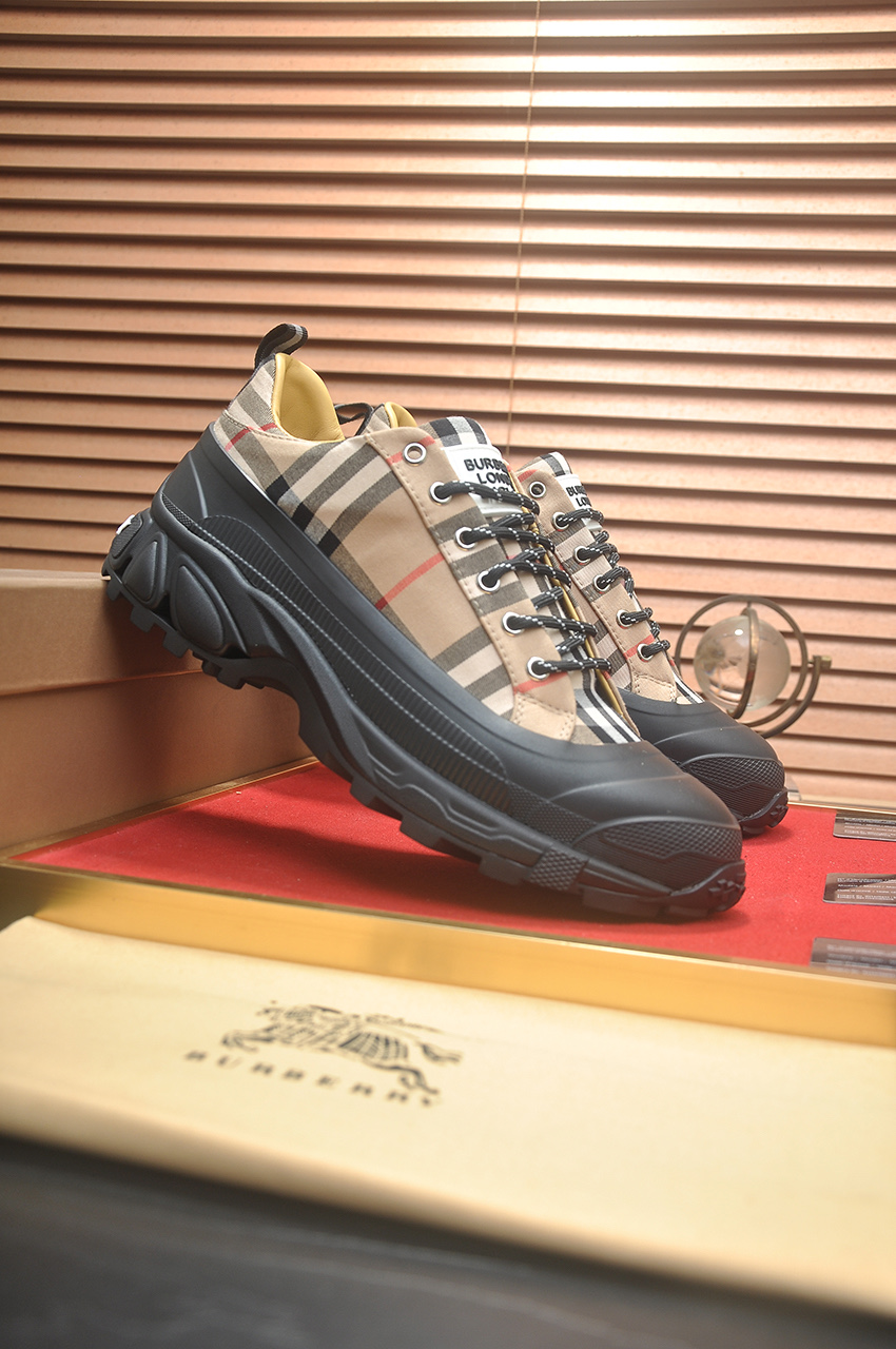 Burberry Classic Low-Top Sneakers in Signature Check with Leather Lining 4 i1742234013122 1652 0 2