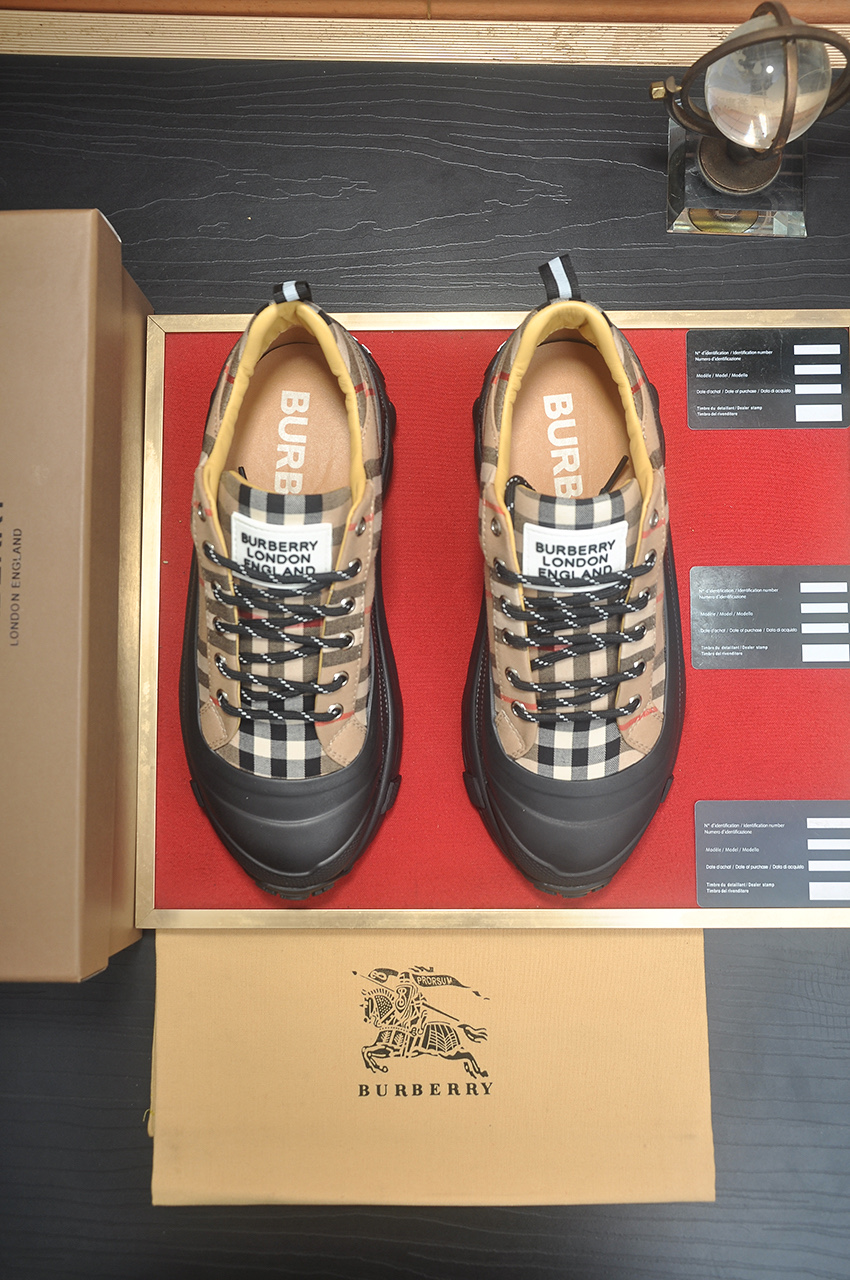 Burberry Classic Low-Top Sneakers in Signature Check with Leather Lining 3 i1742234013141 5021 0 1