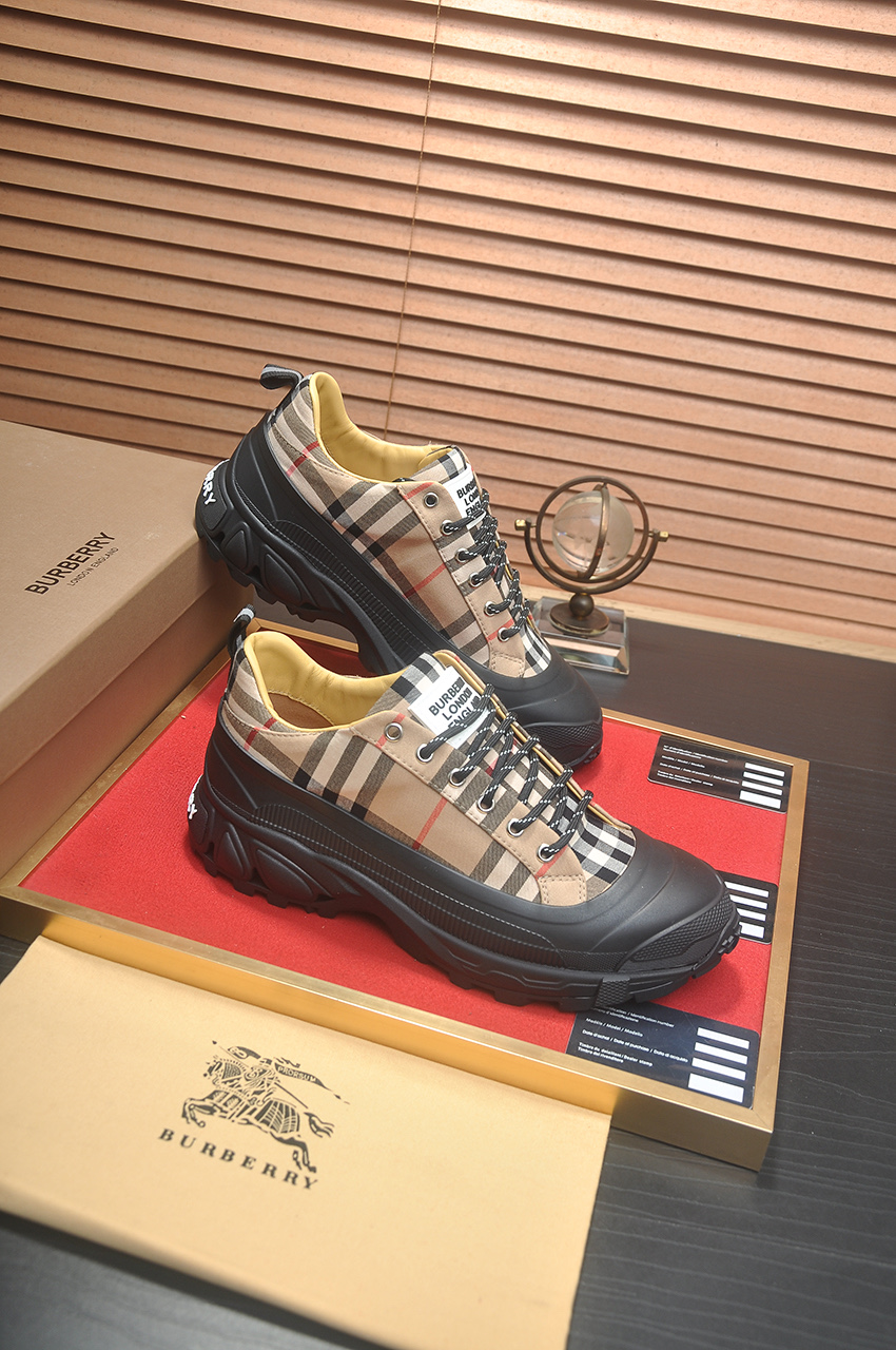 Burberry Classic Low-Top Sneakers in Signature Check with Leather Lining 7 i1742234013142 4539 0 5