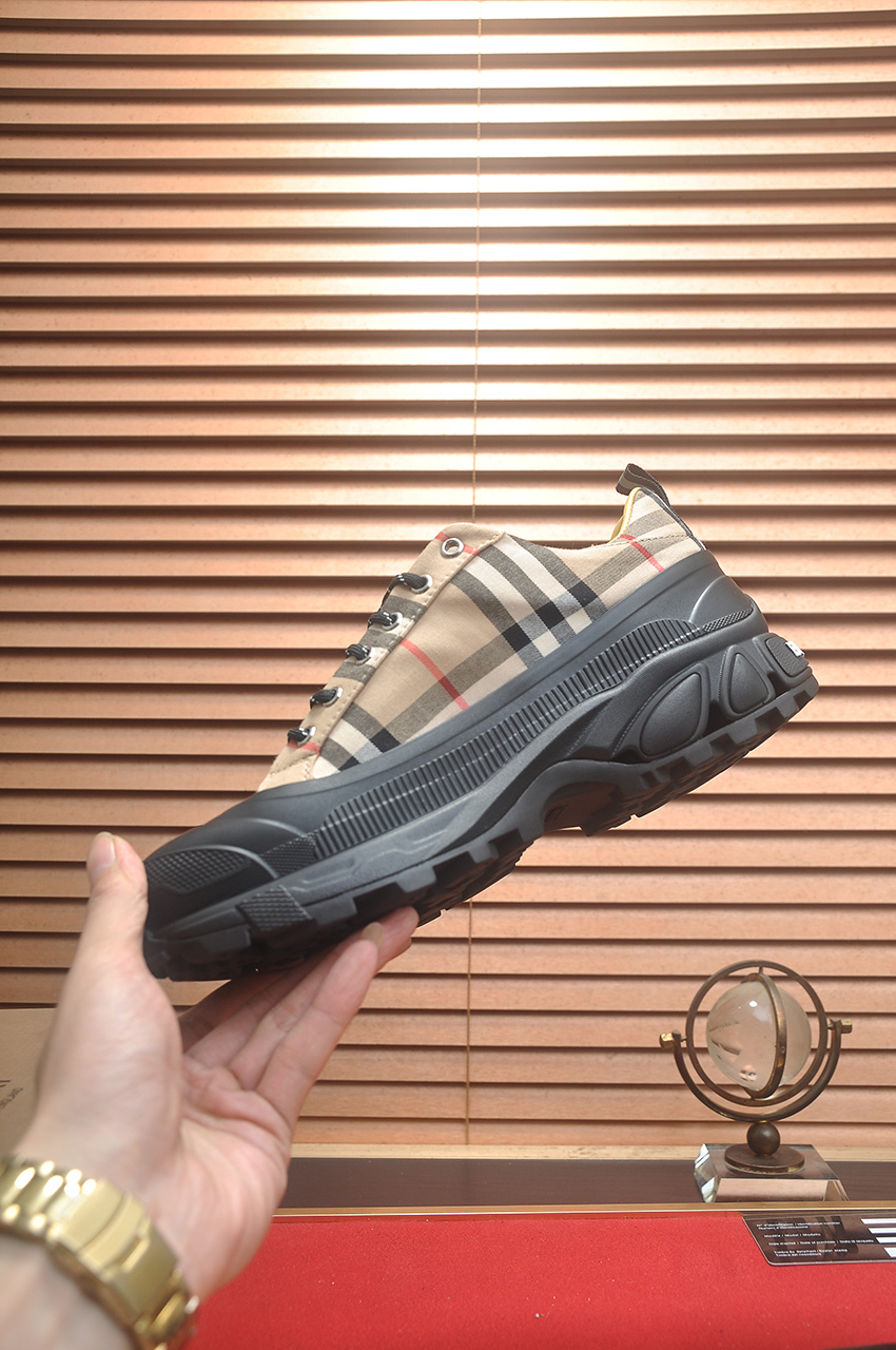 Burberry Classic Low-Top Sneakers in Signature Check with Leather Lining 6 i1742234013699 5957 0 4