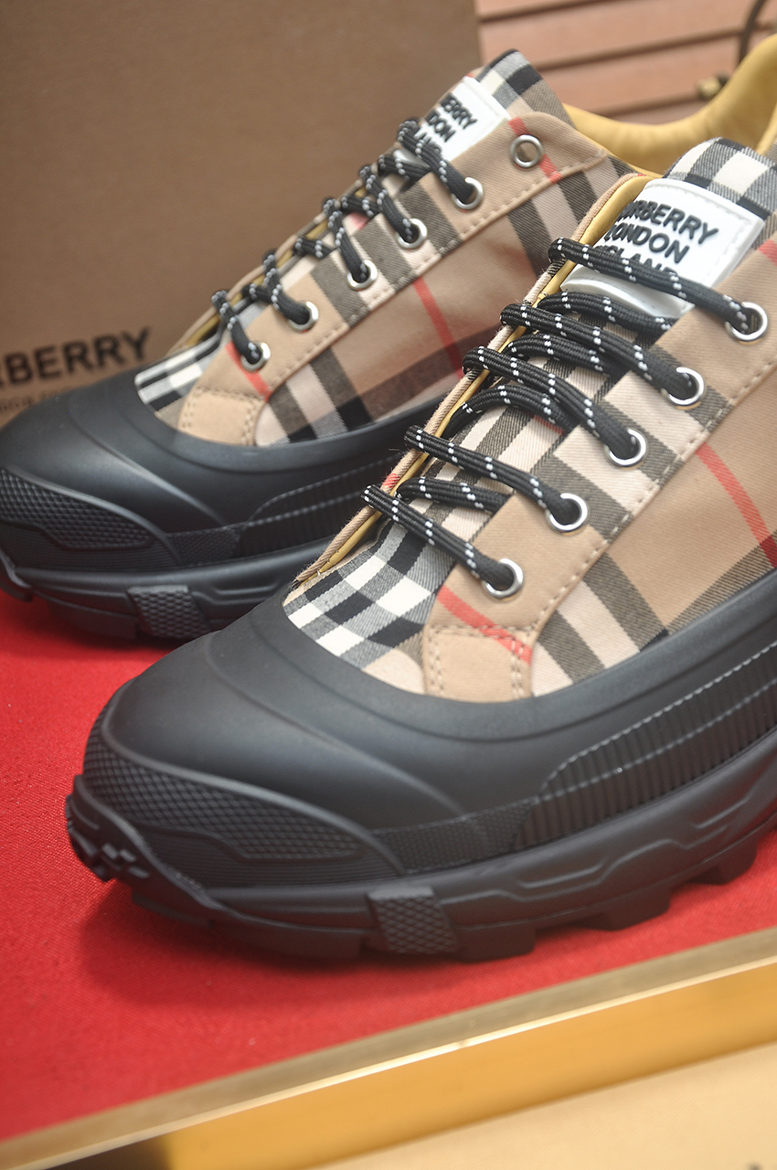 Burberry Classic Low-Top Sneakers in Signature Check with Leather Lining 9 i1742234013716 4034 0 7