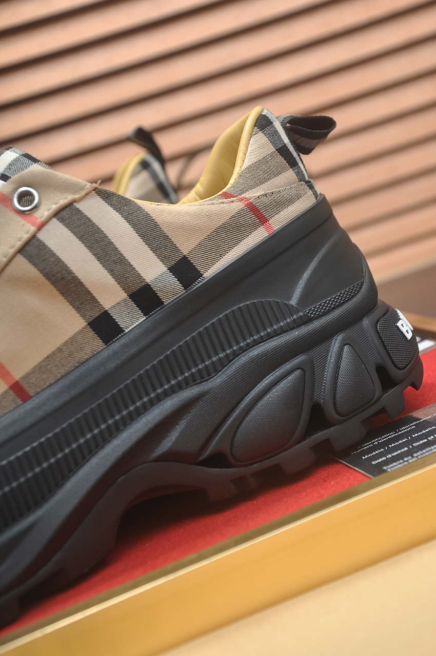 Burberry Classic Low-Top Sneakers in Signature Check with Leather Lining 10 i1742234013744 5794 0 8