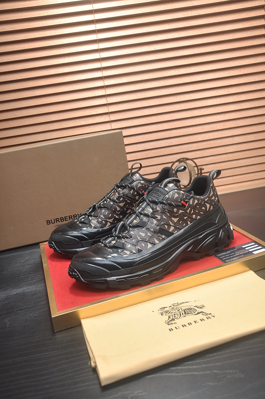 Burberry Classic Low-Top Sneakers in Signature Check, Premium Leather Lining 5 i1742234027064 3198 0 3