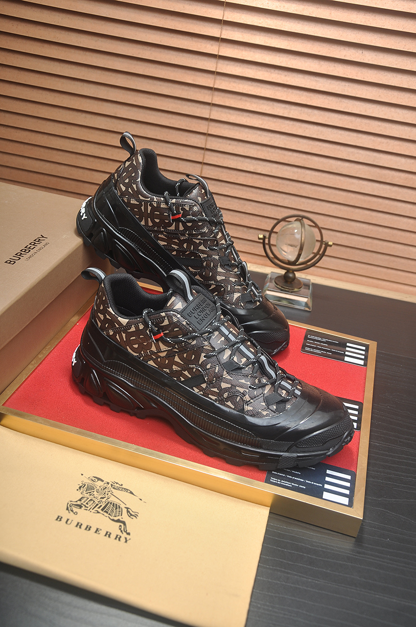 Burberry Classic Low-Top Sneakers in Signature Check, Premium Leather Lining 7 i1742234027082 7224 0 5