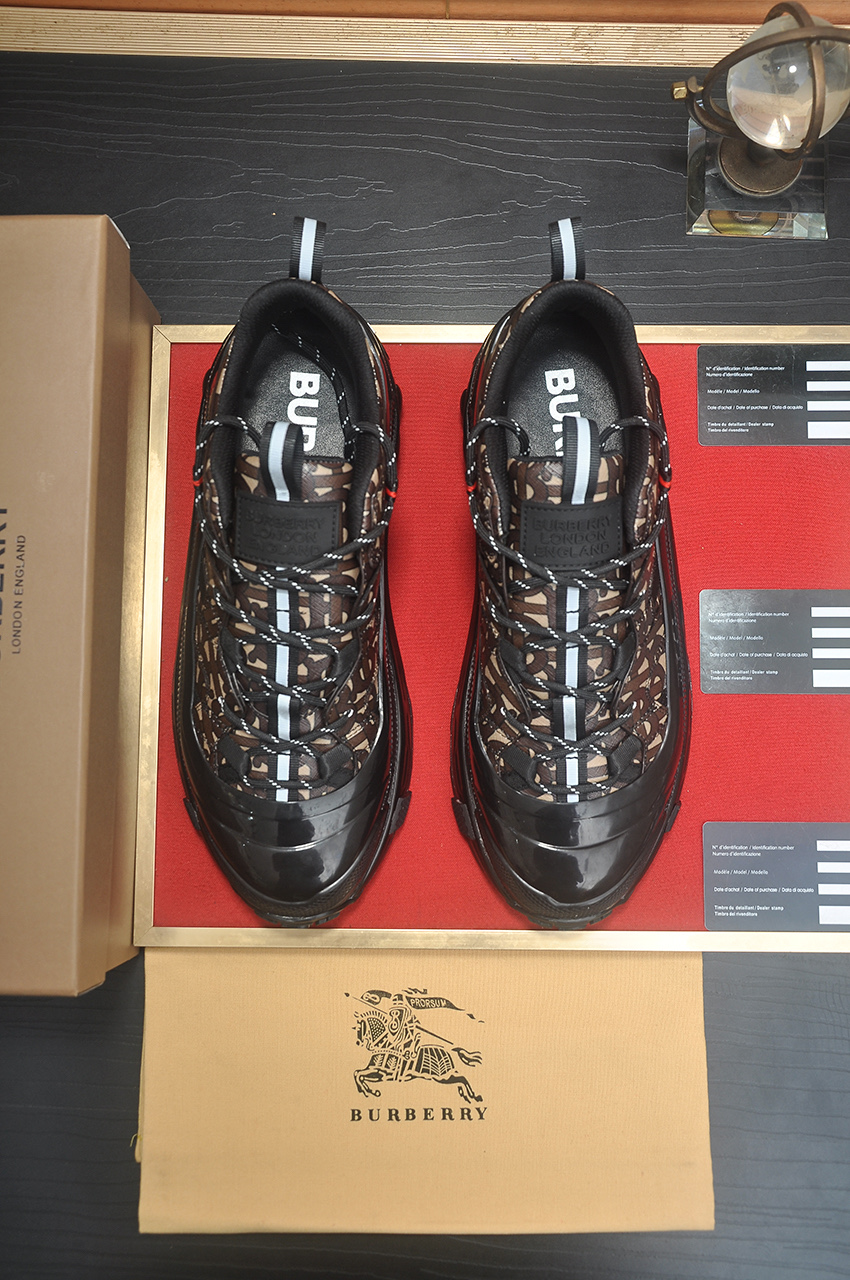 Burberry Classic Low-Top Sneakers in Signature Check, Premium Leather Lining 3 i1742234027094 12 0 1