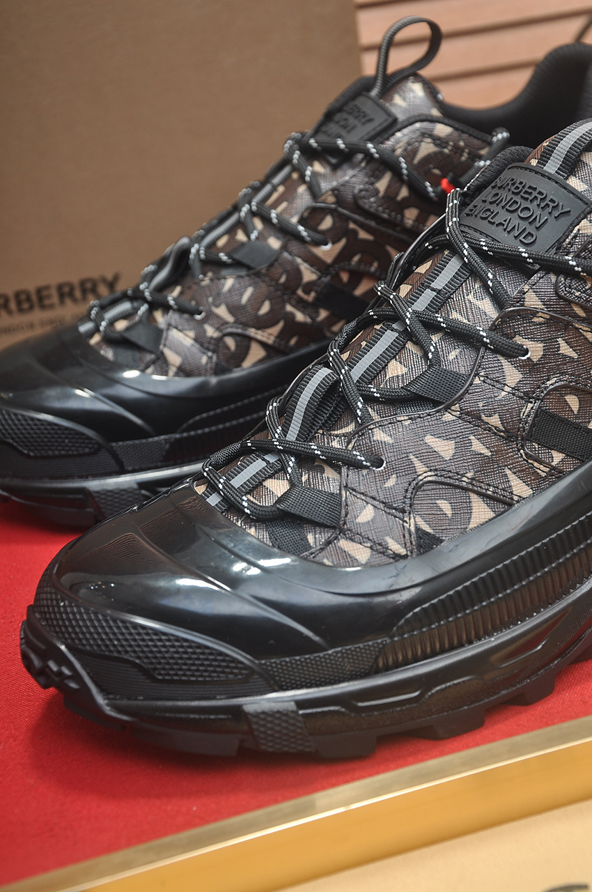 Burberry Classic Low-Top Sneakers in Signature Check, Premium Leather Lining 9 i1742234027691 9649 0 7