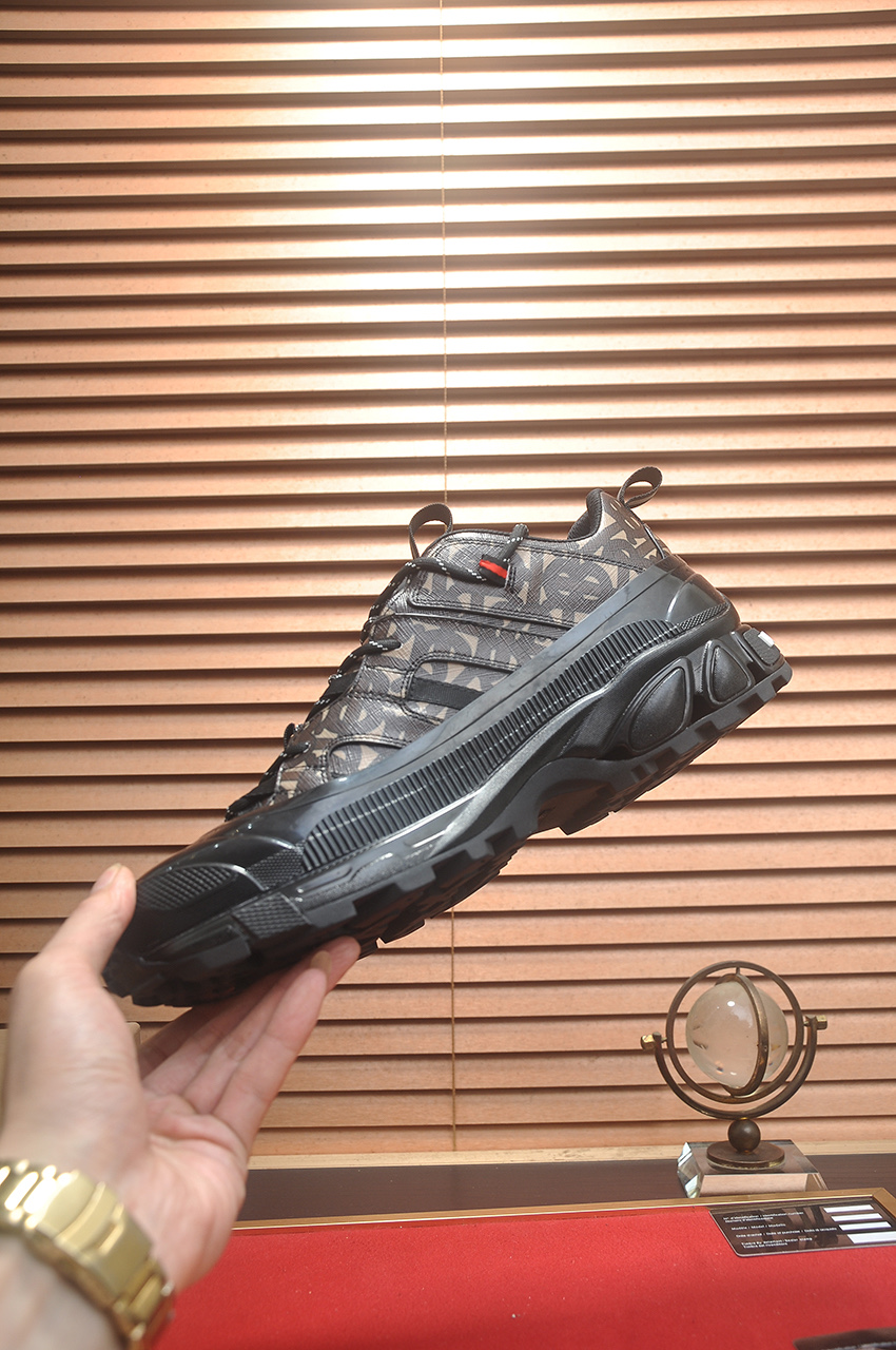 Burberry Classic Low-Top Sneakers in Signature Check, Premium Leather Lining 6 i1742234027703 2506 0 4