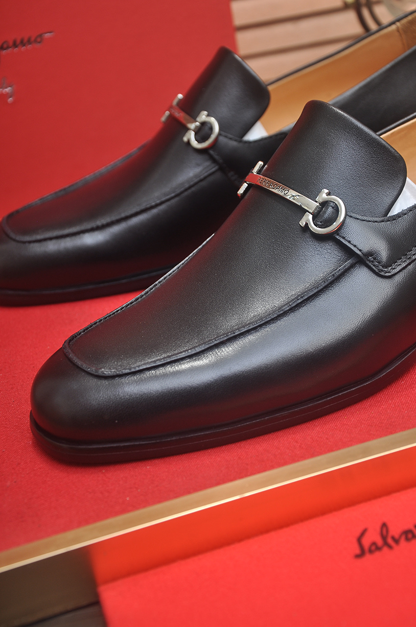 Salvatore Ferragamo Men's Leather Loafers with Metal Buckle 9 i1742234178010 7067 0 7