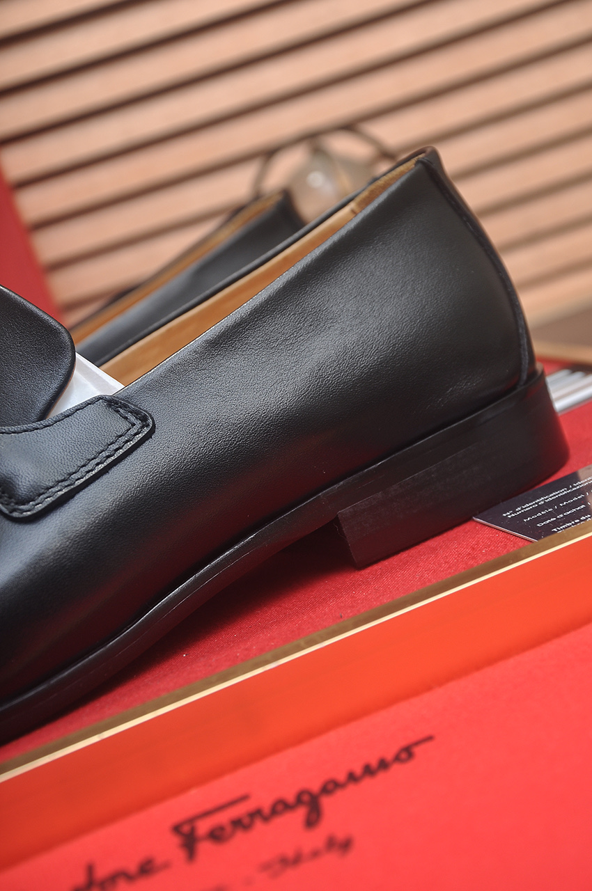 Salvatore Ferragamo Men's Leather Loafers with Metal Buckle 10 i1742234178803 6871 0 8