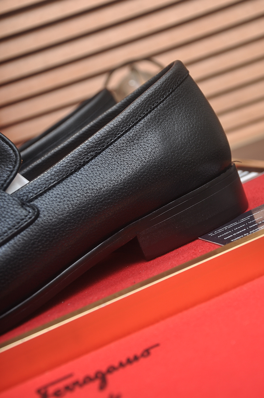 Ferragamo Men's Leather Loafers with Metal Buckle - Classic Style 10 i1742234255265 9075 0 8