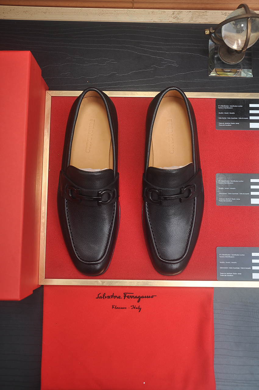 Ferragamo Men's Leather Loafers with Metal Buckle - Classic Style 2 i1742234255787 5951 0 0