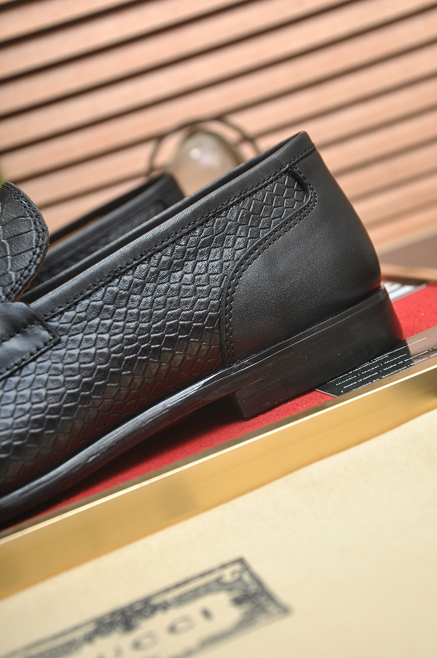 Gucci Men's Black Leather Horsebit Loafers - Classic Style & Comfort 10 i1743270503469 3034 0 8