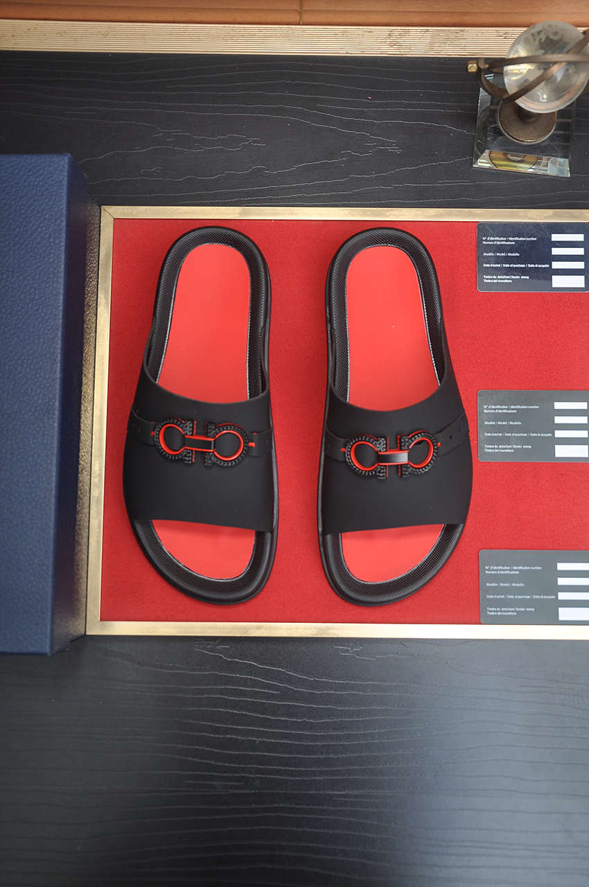 NO:276680,The top purchasing version of the market, men's spring and summer slippers and sandals, counter synchronization, upper imported cowhide fabric from Italy, logo graphics, high-quality craftsmanship, original sole, original special original sole, exclusive movable molding sole is super comfortable, original order goods, high quality, can enter and exit the counter at will, welcome to compare, Size: 38-45,, sandals, slippers, cowhide19860909市场顶级代购版,男士春夏拖鞋凉鞋,专柜同步 鞋面意大利进口牛皮面料,标志图形高品质工艺,鞋底原厂特供原版底,独家活动成型底超级舒适,原厂跟单货,高品质,可随意进出专柜,欢迎对比,Size:38-45,,sandals,slippers,cowhide,Men's shoes