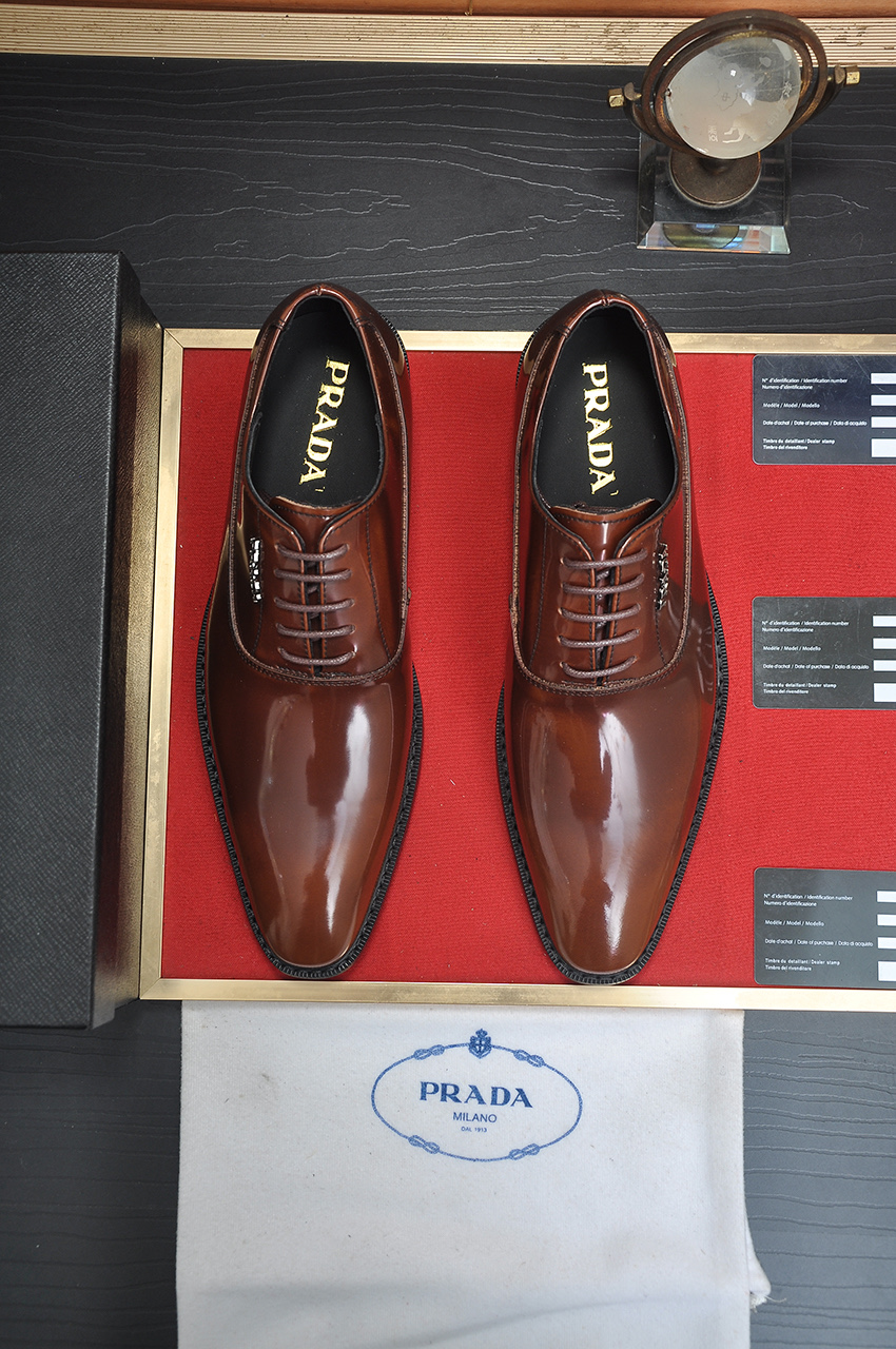 NO:278252,[Prada] (full high-end cowhide inner lining) The latest genuine leather business suit shoes are on the market simultaneously, imported from Italy, made of first layer cowhide one to one, 1:1 rubber sole on the official website. It is versatile, high-end and classy, ​​and the color combination is extraordinary. This four-season model is charming when worn on the feet and shows the temperament of the big brand. Standard code 38-45 (customized for 45), prada, business suit, cowhide19860909【普拉达】（全高端牛皮内里）最新真皮商务西装鞋官网同步上市,意大利进口 头层牛皮一比一重金打造,官网1:1橡胶大底.穿着百搭,高档不失档次,彩色搭配气度不凡.此款四季款,穿在脚上魅力四射尽显大牌气质.标准码38-45（45定做）,,prada,business suit,cowhide,Men's shoes