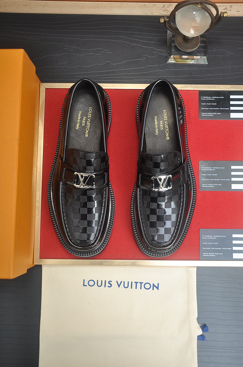 NO:279363,【LV】 (original single cowhide inner lining) LV's latest genuine leather business suit shoes are on the market simultaneously, imported from Italy, first layer cowhide is made one to one, the official website is 1:1 shot and the sole is very good. The dress is versatile, high-end and classy, ​​and the color combination is extraordinary. This four-season model is charming when worn on the feet and shows the temperament of the big brand. Standard code 38-45 (customized for 45), louis vuitton, business suit, cowhide19860909【LV】（原单牛皮内里）LV最新真皮商务西装鞋官网同步上市,意大利进口 头层牛皮一比一重金打造,官网1:1发炮秒大底.穿着百搭,高档不失档次,彩色搭配气度不凡.此款四季款,穿在脚上魅力四射尽显大牌气质.标准码38-45（45定做）,,louis vuitton,business suit,cowhide,Men's shoes