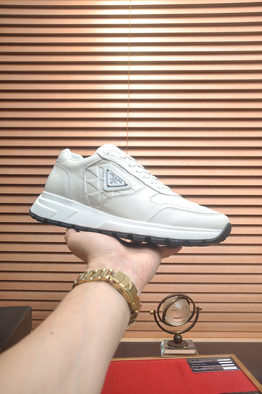 NO:284391,[Prada] The latest genuine leather casual leather shoes are on the market simultaneously, imported from Italy, made of first layer cowhide one to one, 1:1 rubber sole on the official website. They are versatile, high-end and classy, ​​and have extraordinary color matching. This four-season model is charming when worn on the feet. Standard code 38-45 (customized for 45), prada, cowhide19860909【普拉达】最新真皮休闲皮鞋官网同步上市,意大利进口 头层牛皮一比一重金打造,官网1:1橡胶大底.穿着百搭,高档不失档次,彩色搭配气度不凡.此款四季款,穿在脚上魅力四射尽显大牌气质.标准码38-45（45定做）,,prada,cowhide,Men's shoes