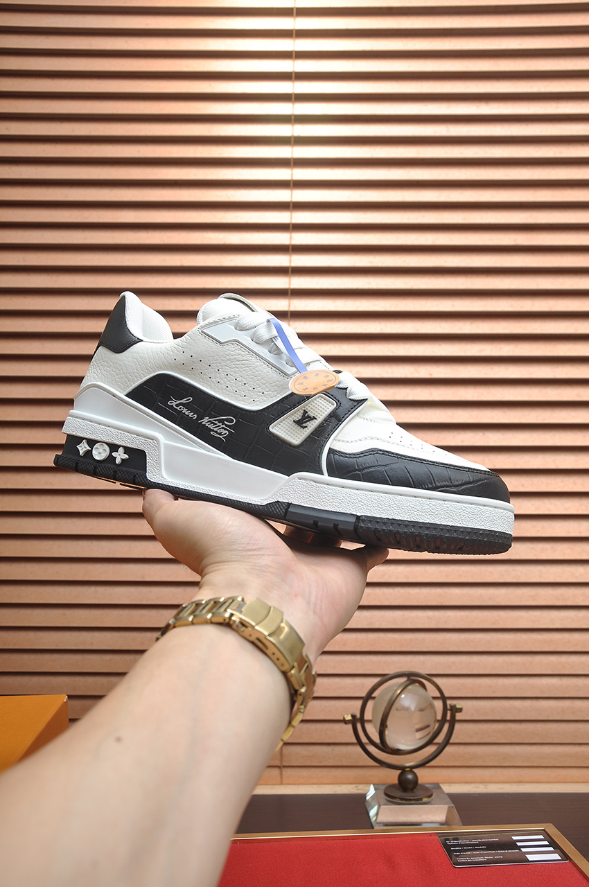 NO:284828,Original development, quality shipment, welcome to compare - LV board shoes series LV Trainer Maxi sneakers introduce the loose silhouette of the ready-to-wear series into the LVTrainer sneaker design written by Virgil Abloh, and the spring and summer men's clothing show was highlighted. The cowhide upper combines rough fabric laces to point out the classic elements of the brand with colorful beads. The LV letters marked the tongue, and Monogram flowers live on the outsole. The mixed material is made of top layer cowhide, imported custom-made special printed denim wrap, thick lace-up design, Monogram large print on the side, the tongue and heel 