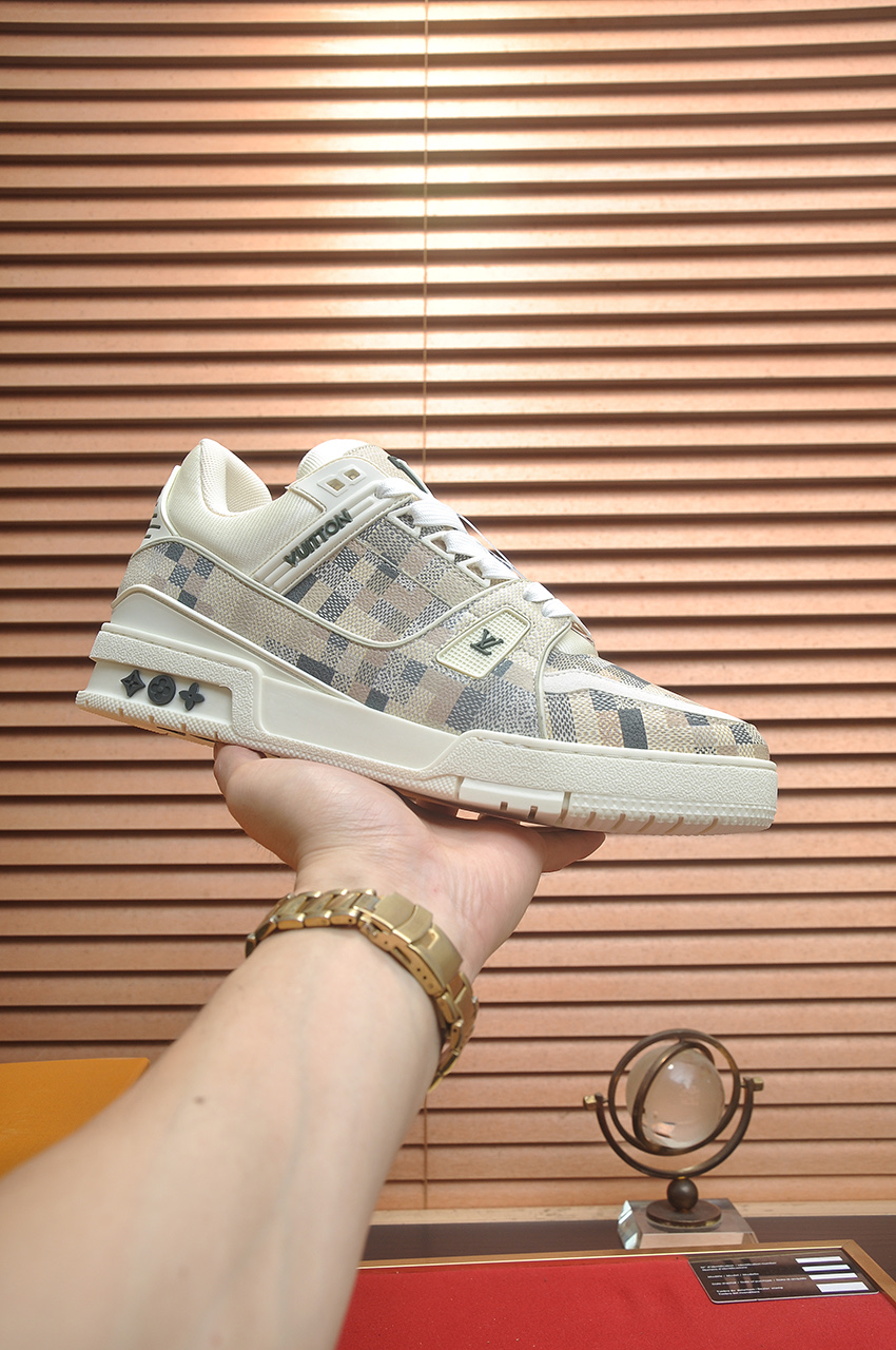 NO:886265,Original development, quality shipment, welcome to compare - LV sneaker series LV Trainer Maxi sneakers introduce the loose silhouette of the ready-to-wear series into the LV Trainer sneaker design penned by Virgil Abloh, making an eye-catching appearance in the spring and summer men's wear shows. The cow leather upper is combined with rough fabric laces, and colorful beads highlight the brand's classic elements. LV letters are marked on the tongue, and the Monogram floral outsole is mixed materials.  Made of first-layer cowhide, wrapped in imported custom-printed denim, thick shoelace design, large Monogram print on the side, 'lv 54' badges on the tongue and heel, rubber outsole decorated with Monogram flowers, mesh lining and cotton feet, the comfort is as extreme as ever, premium heritage, quality first, worth owning!  Sizes for women are 35-39 (40 is custom-made and non-refundable) Men’s models are 39-45 (38.46 is custom-made and is non-returnable) Full set of packaging with original gift box, Louis Vuitton, sneakers, cowhide19860909原版开发 品质出货 欢迎对比 ——LV板鞋系列 LV Trainer Maxi运动鞋将成衣系列的宽松廓形引入VirgilAbloh笔下的LVTrainer运动鞋设计,春夏男装秀场瞩目亮相.牛皮革鞋面结合粗犷织物鞋带,以缤纷串珠点明品牌经典元素.LV字母标注鞋舌,Monogram花卉栖身外底.混合材质 采用头层牛皮制成,进口定制专用印花牛仔布包裹,粗鞋带系带设计,侧面带 Monogram 大印花, 鞋舌及后跟”lv 54“徽章点缀,橡胶外底饰有 Monogram 花卉, 网布内里棉垫脚,舒适性一如既往的达到极致,精品传承,品质至上,值得拥有！ 码数女款35-39 (40定做不退换) 男款39-45（38.46定做不退换） 全套包装搭配原版礼盒,,louis vuitton,sneakers,cowhide,Men's shoes
