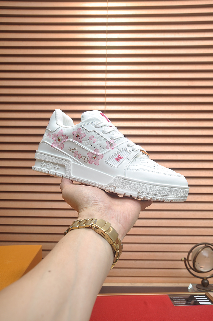 NO:886275,Original development, quality shipment, welcome to compare - LV sneaker series LV Trainer Maxi sneakers introduce the loose silhouette of the ready-to-wear series into the LV Trainer sneaker design penned by Virgil Abloh, making an eye-catching appearance in the spring and summer men's wear shows. The cow leather upper is combined with rough fabric laces, and colorful beads highlight the brand's classic elements. LV letters are marked on the tongue, and the Monogram floral outsole is mixed materials.  Made of first-layer cowhide, wrapped in imported custom-printed denim, thick shoelace design, large Monogram print on the side, 'lv 54' badges on the tongue and heel, rubber outsole decorated with Monogram flowers, mesh lining and cotton feet, the comfort is as extreme as ever, premium heritage, quality first, worth owning!  Women's size 35-39 (40 is custom-made and non-returnable) Full set of packaging with original gift box, Louis Vuitton, sneakers, cowhide19860909原版开发 品质出货 欢迎对比 ——LV板鞋系列 LV Trainer Maxi运动鞋将成衣系列的宽松廓形引入VirgilAbloh笔下的LVTrainer运动鞋设计,春夏男装秀场瞩目亮相.牛皮革鞋面结合粗犷织物鞋带,以缤纷串珠点明品牌经典元素.LV字母标注鞋舌,Monogram花卉栖身外底.混合材质 采用头层牛皮制成,进口定制专用印花牛仔布包裹,粗鞋带系带设计,侧面带 Monogram 大印花, 鞋舌及后跟”lv 54“徽章点缀,橡胶外底饰有 Monogram 花卉, 网布内里棉垫脚,舒适性一如既往的达到极致,精品传承,品质至上,值得拥有！ 码数女款35-39 (40定做不退换) 全套包装搭配原版礼盒,,louis vuitton,sneakers,cowhide,Men's shoes