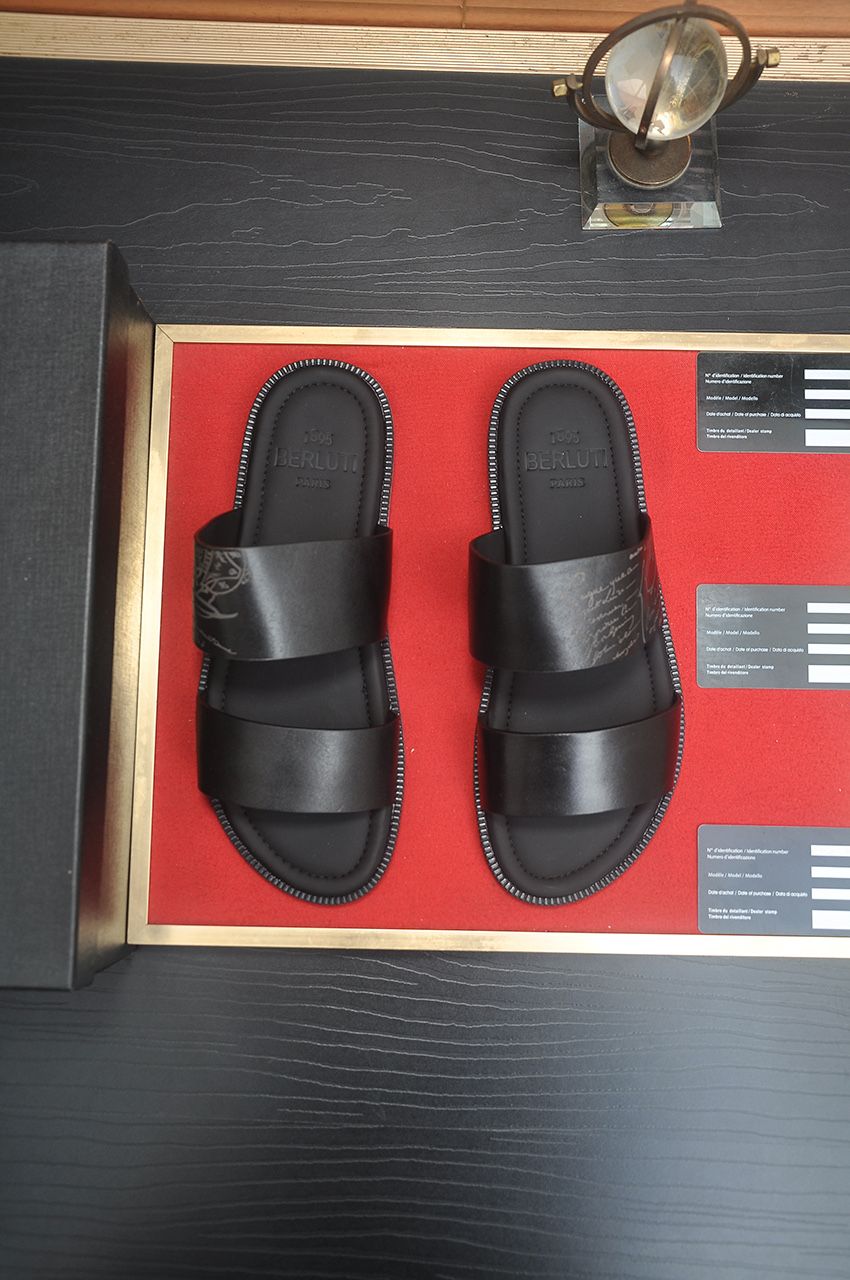 NO:347802,Berlut* Men's high-end slippers The latest official releases new catwalk style imported cowhide material imported calf leather rubber outsole light and comfortable. Berlut* badges and logo prints capture visual highlights, three-dimensional relief Scritto pattern. High-circular air compressed badge pattern, showing extraordinary attitude!  39-46,,slippers,cowhide19860909Berlut* 布鲁提 男士高端拖鞋 官方最新发布走秀新款 进口牛皮材质 内里进口小牛皮 橡胶大底 轻便舒适 .Berlut* 徽章和logo印花俘获视觉亮点,立体感浮雕 Scritto 图纹.高周波空压徽章图纹,彰显不凡态度！39-46,,slippers,cowhide,Men's shoes