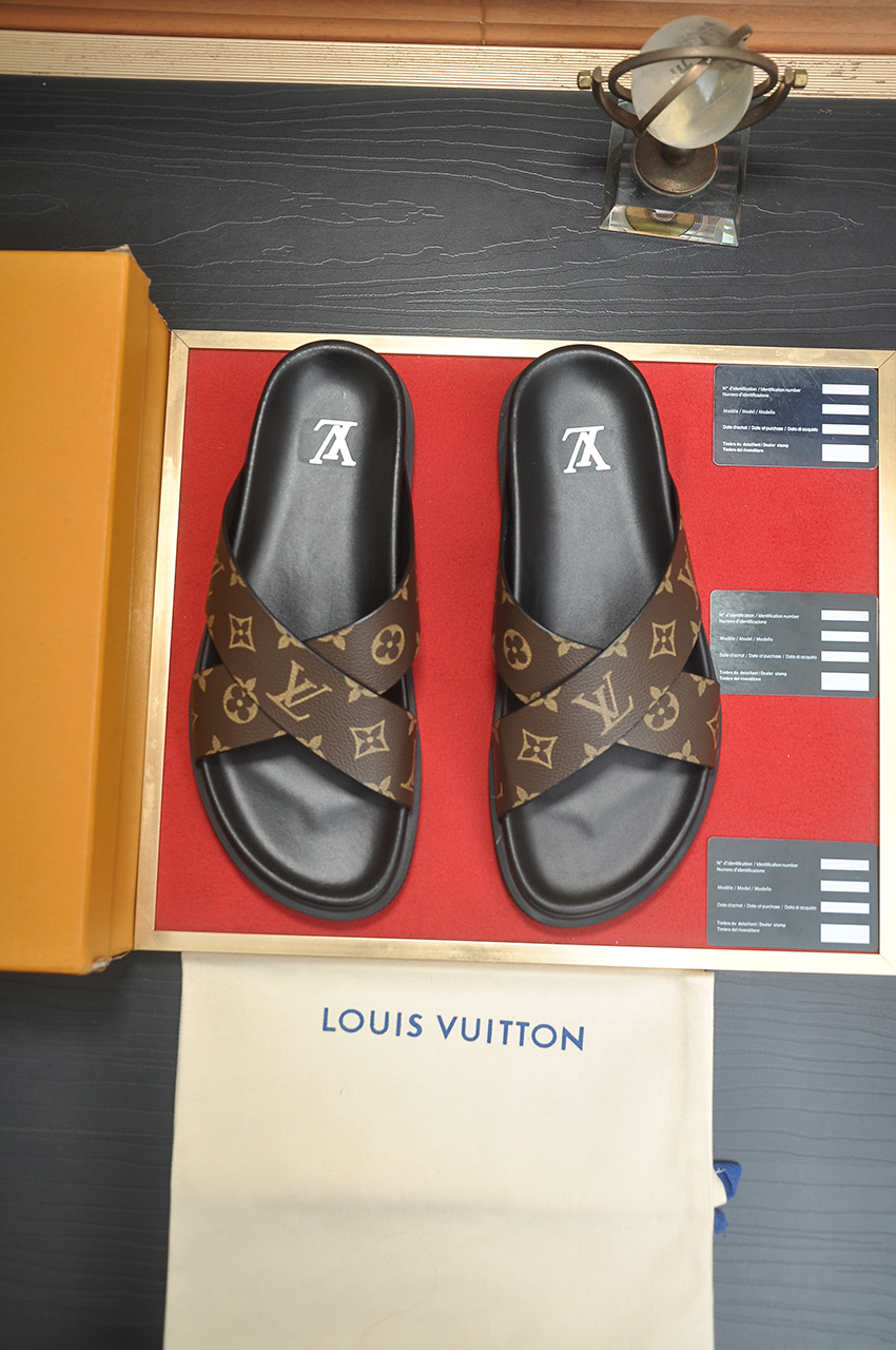 NO:782477,[Louis Vuitton LV slippers] (high-end cowhide) counter 11 fashion style, a must-have for summer!  The designer used LV's iconic outsole to make the original simple slippers instantly fashionable!  The upper is made of flexible special cowhide straps alternately matched with each other, and the workmanship is exquisite!  A must-have for a stylish man in the summer, size 38-45 (45 customized), louis vuitton, louis vuitton, slippers, cowhide19860909【路易威登LV拖鞋】（高端牛皮)专柜11时尚风范 夏季必备！设计师运用了LV 标志性的大底.使得原本简单的拖鞋立刻变得潮范十足！鞋面采用柔韧的专用牛皮带相间搭配,做工考究！型男过夏天必备,码数 38-45(45定做),,louis vuitton,louis vuitton,slippers,cowhide,Men's shoes