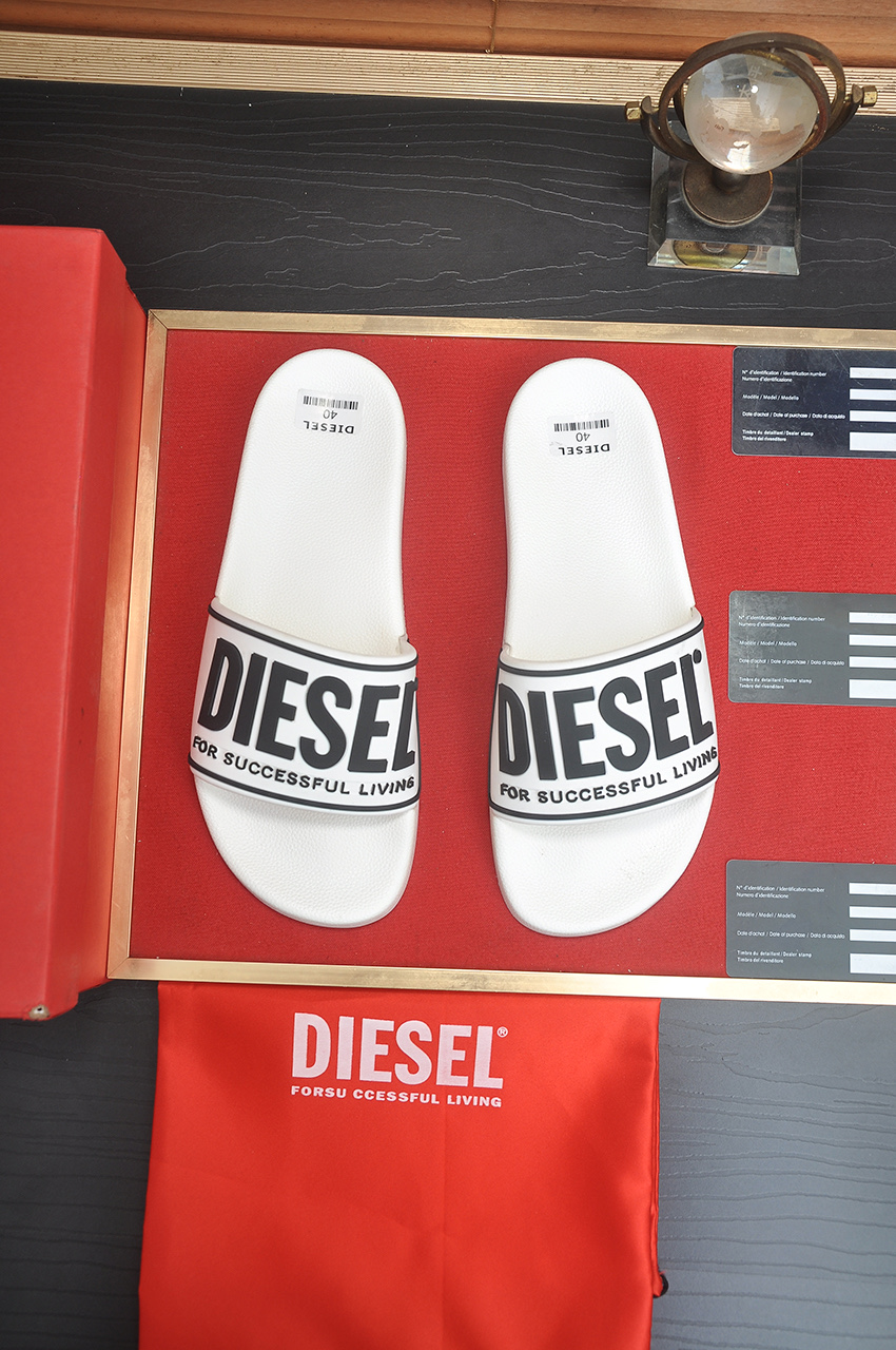 NO:351625,DIESEL 2025 original men's shoes. This model is the official classic model, with 1:1 quality, made by famous original manufacturers, using imported film, perfect last, and generous and fashionable design, attracting the pursuit of many consumers. What you want is the best quality in the market, with a multi-color number of 40–45,19860909DIESEL迪赛 2025原版男鞋 经典款本款是官方主打经典款,1:1质量,原厂名师制作,采用进口胶片,完美楦型,大方时尚的设计,吸引了众多消费者的追捧,,要的就是市场最品质,颜色多色码数40–45,,Men's shoes